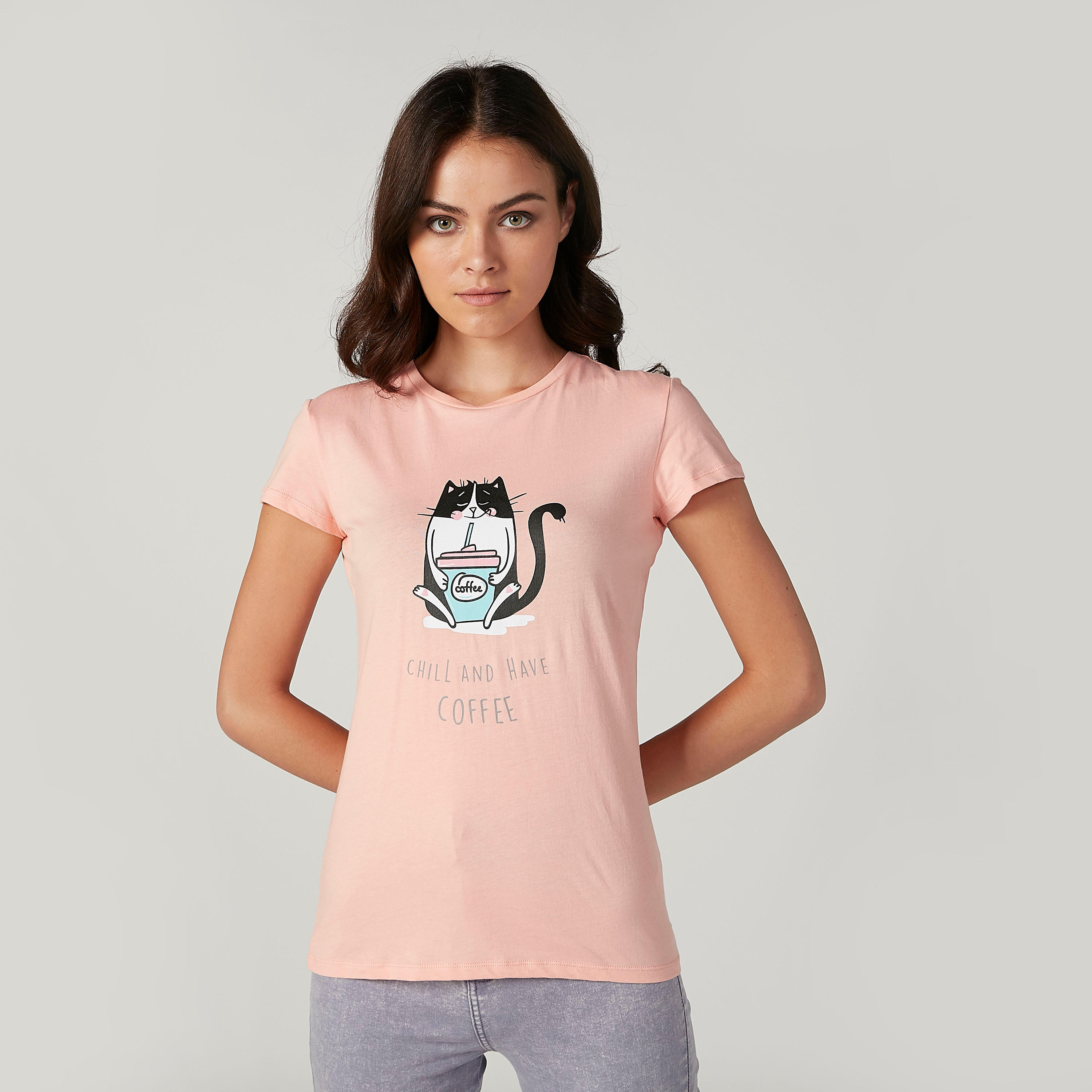 تيشيرت مستدام بياقة مستديرة وأكمام كاب وطبعات-women-clothing-tshirts-image-1