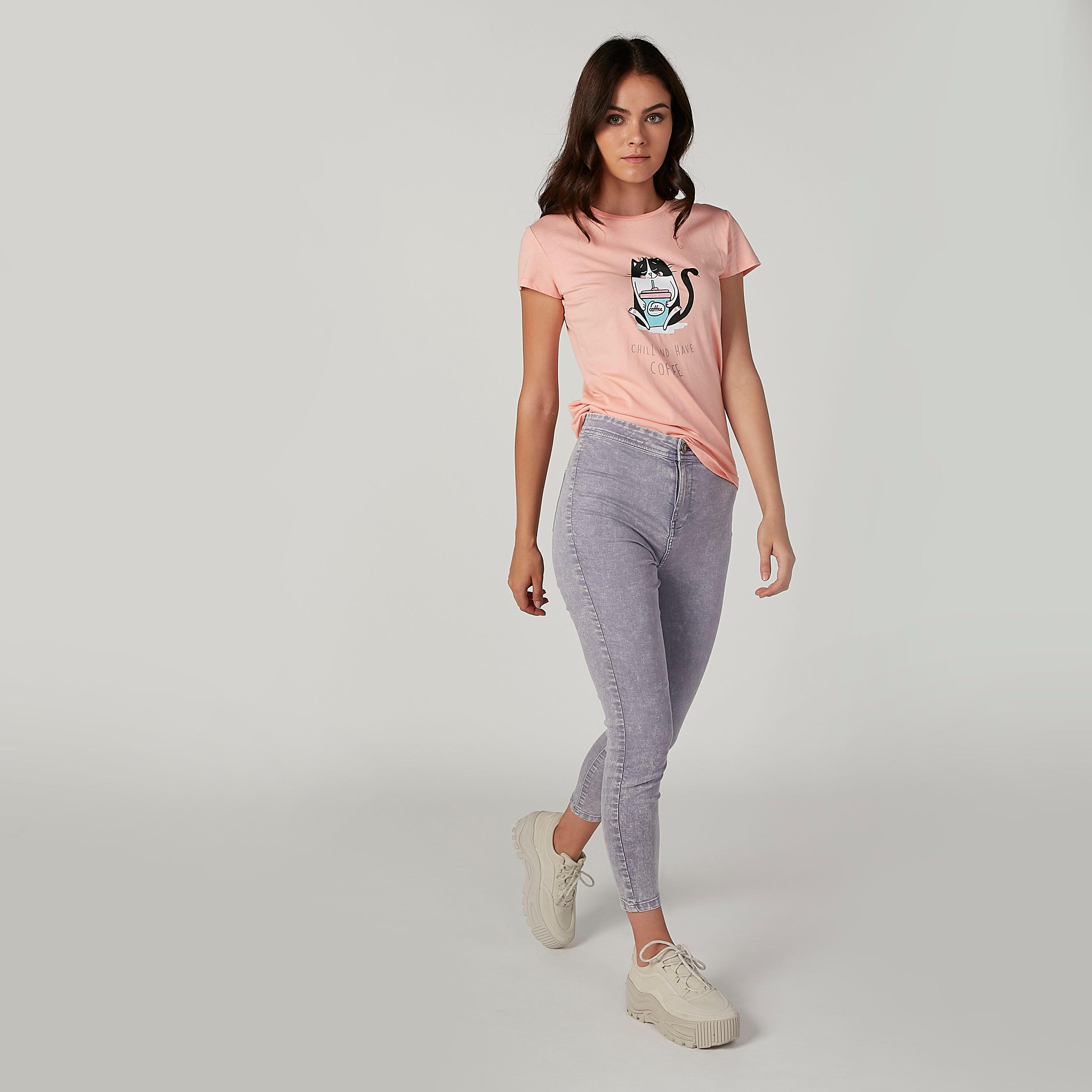 تيشيرت مستدام بياقة مستديرة وأكمام كاب وطبعات-women-clothing-tshirts-image-2