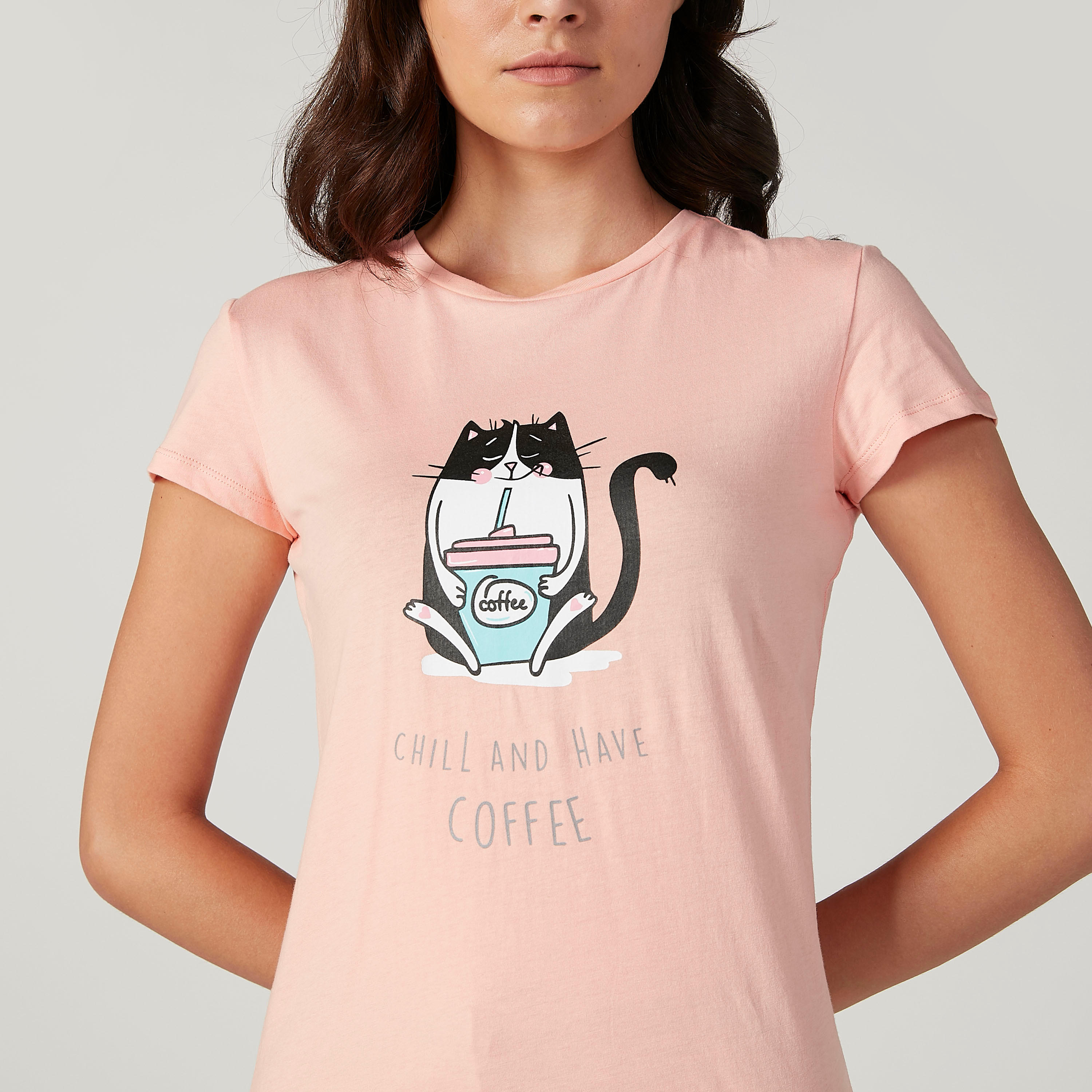 تيشيرت مستدام بياقة مستديرة وأكمام كاب وطبعات-women-clothing-tshirts-image-3