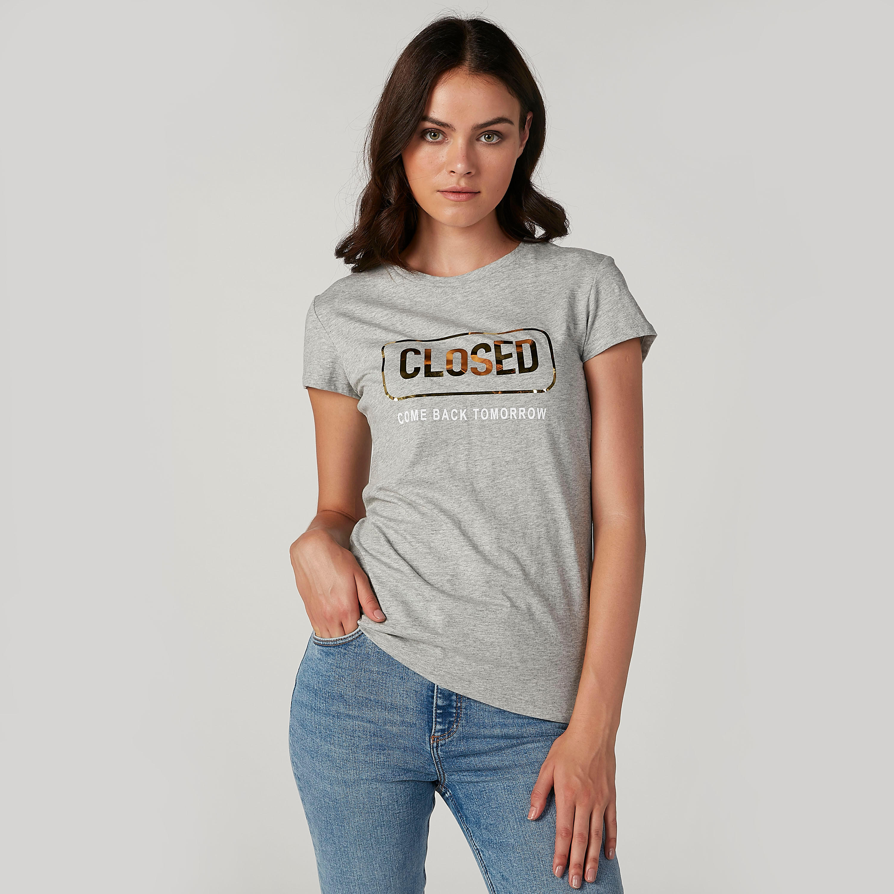 تيشيرت مستدام بياقة مستديرة وأكمام كاب وطبعات-women-clothing-tshirts-image-1
