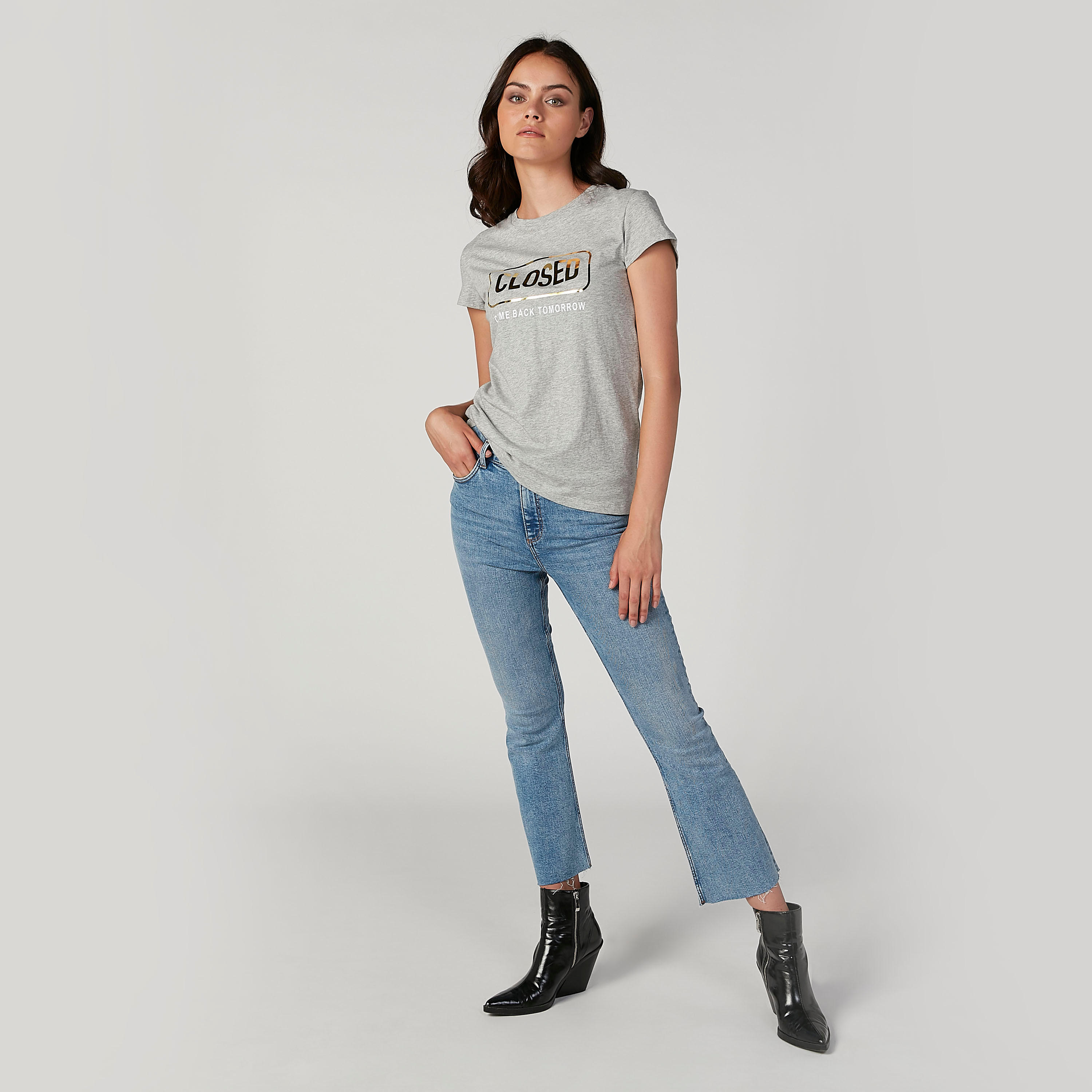 تيشيرت مستدام بياقة مستديرة وأكمام كاب وطبعات-women-clothing-tshirts-image-2