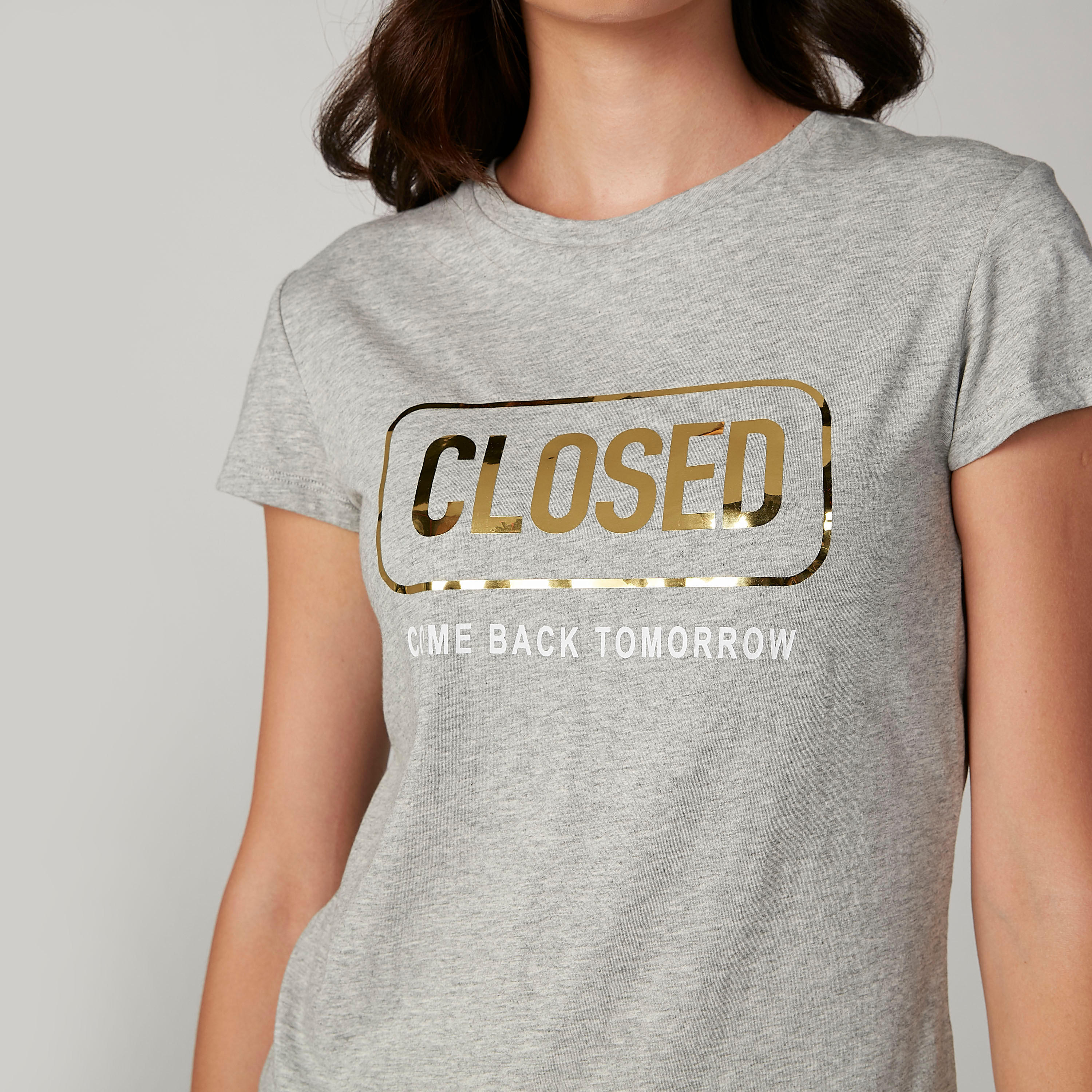 تيشيرت مستدام بياقة مستديرة وأكمام كاب وطبعات-women-clothing-tshirts-image-3
