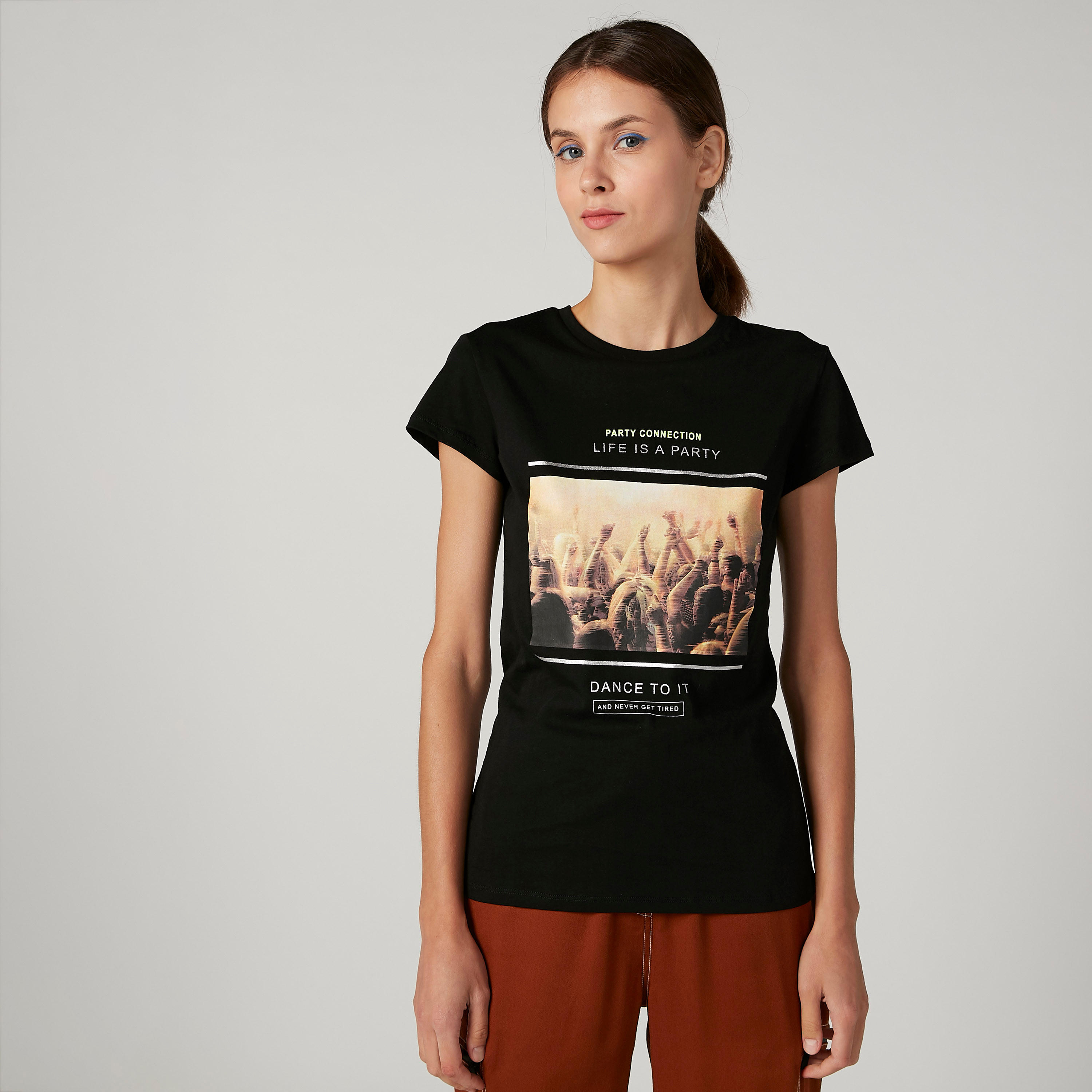 تيشيرت مستدام بياقة مستديرة وأكمام قصيرة وطبعات -women-clothing-tshirts-image-1