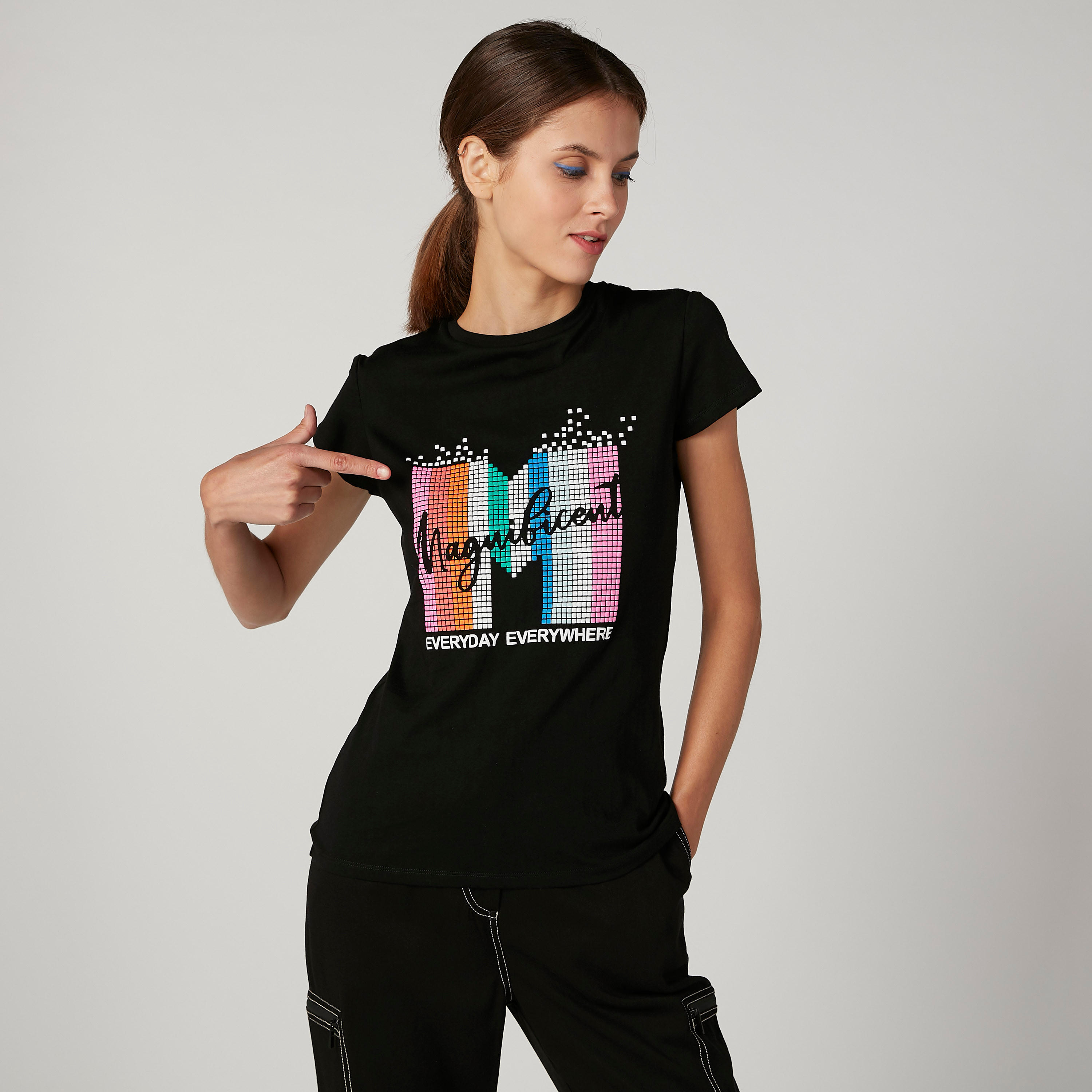 تيشيرت مستدام مستدام بياقة مستديرة وأكمام كاب وطبعات-women-clothing-tshirts-image-1