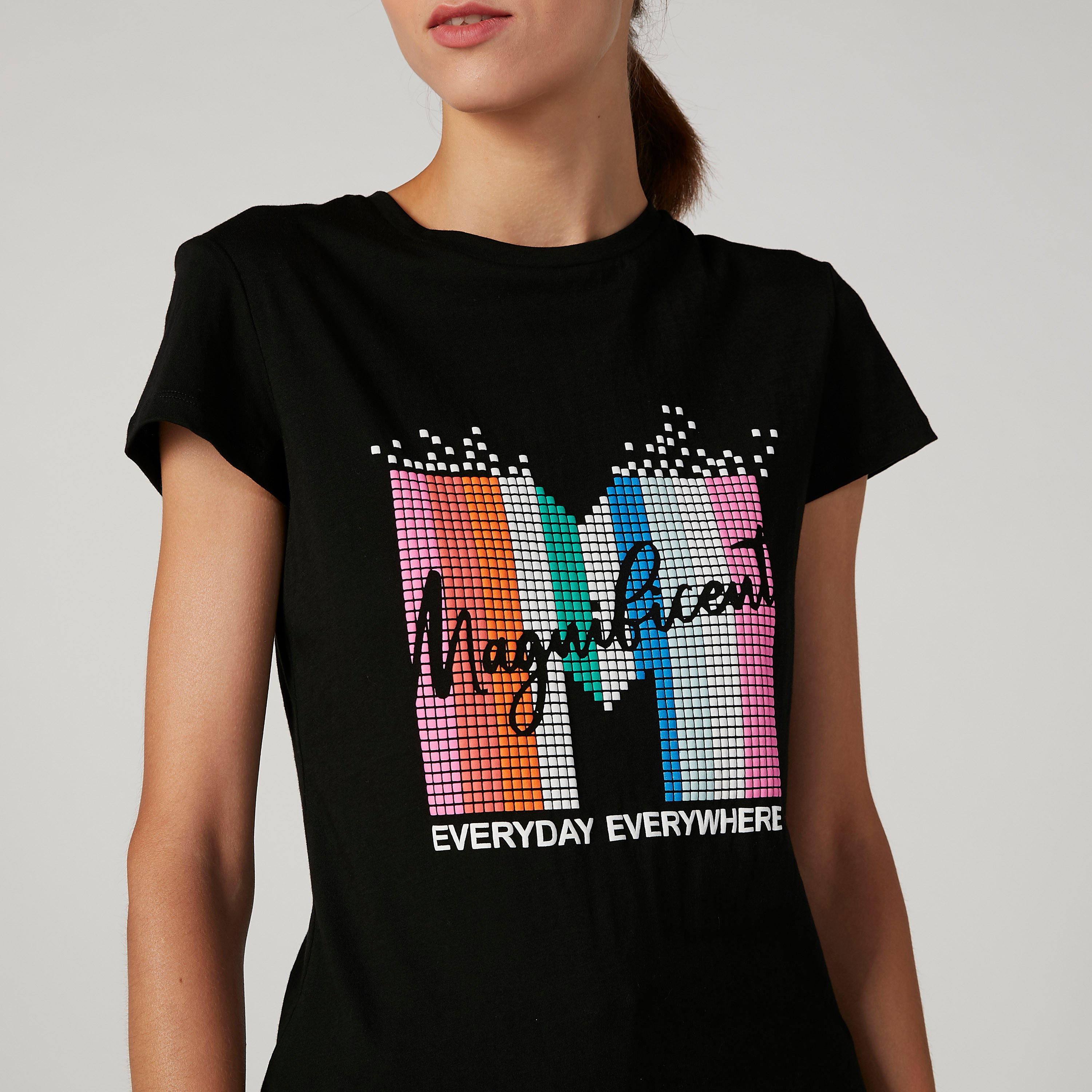 تيشيرت مستدام مستدام بياقة مستديرة وأكمام كاب وطبعات-women-clothing-tshirts-image-2