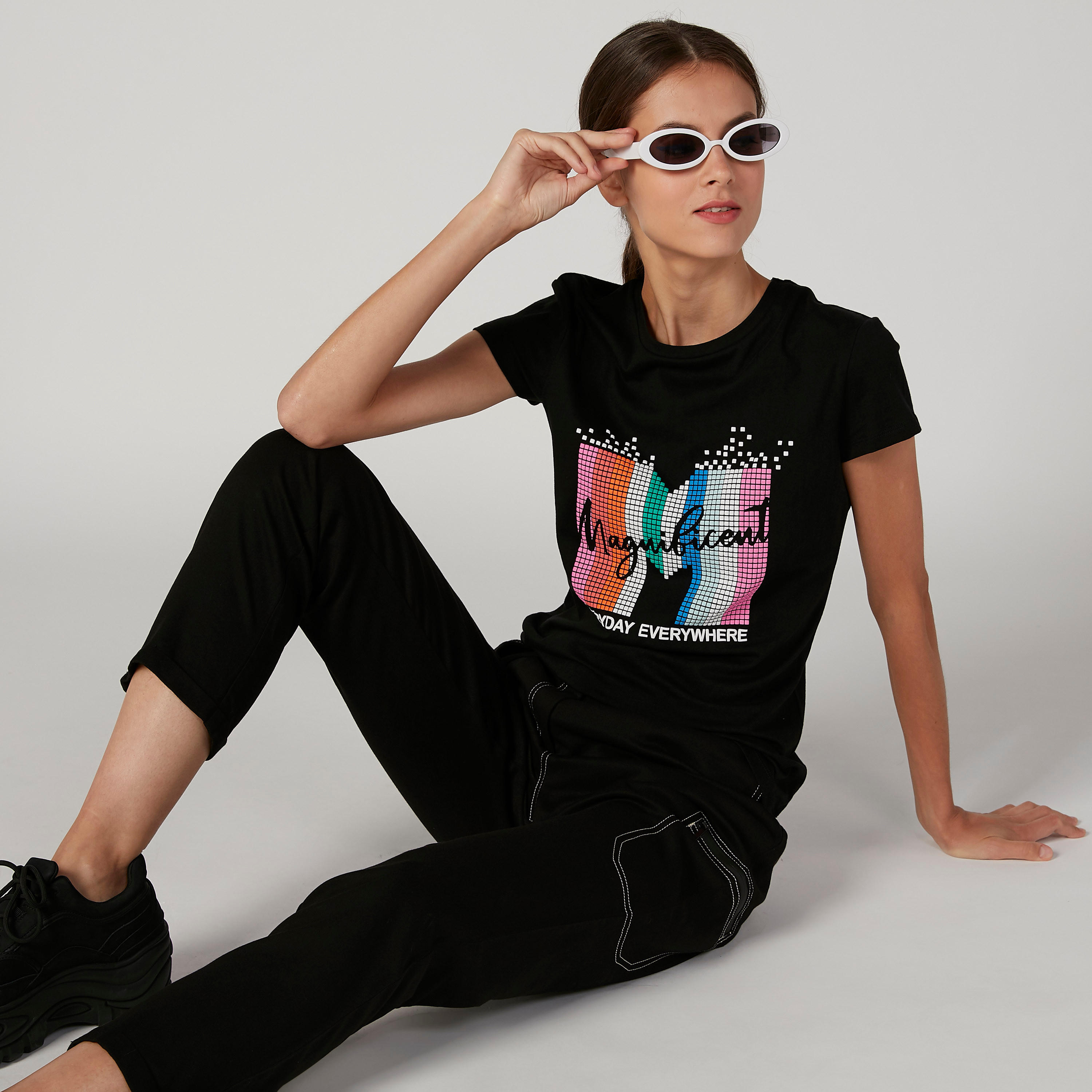 تيشيرت مستدام مستدام بياقة مستديرة وأكمام كاب وطبعات-women-clothing-tshirts-image-4