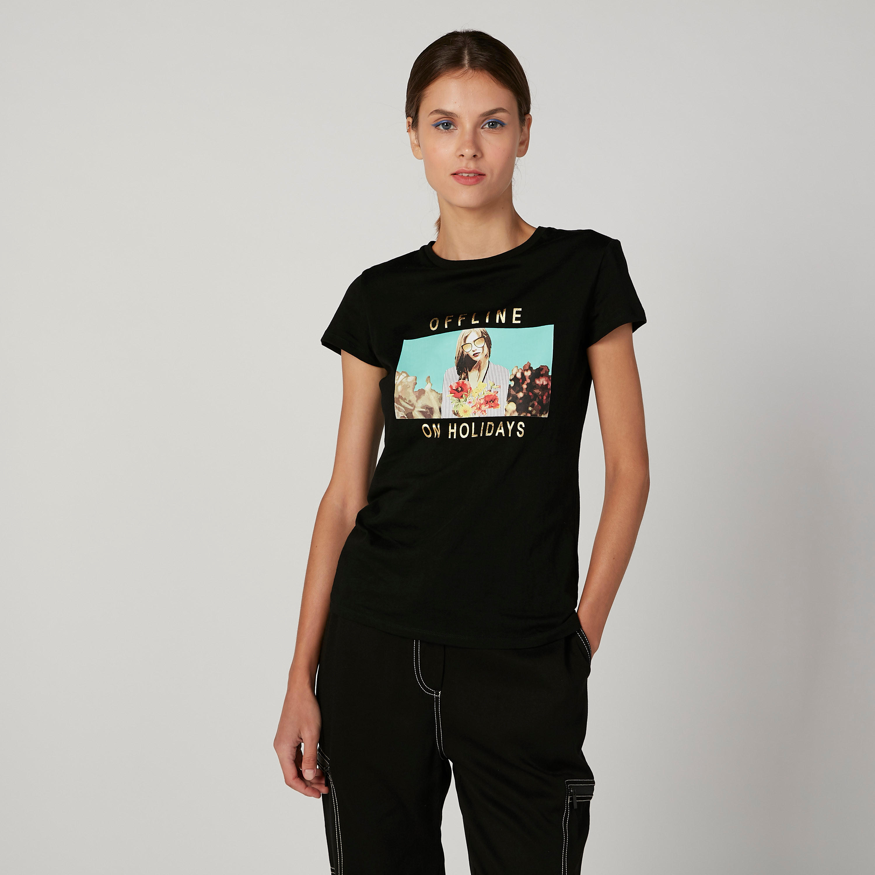 تيشيرت مستدام بياقة مستديرة وأكمام كاب وطبعات-women-clothing-tshirts-image-1