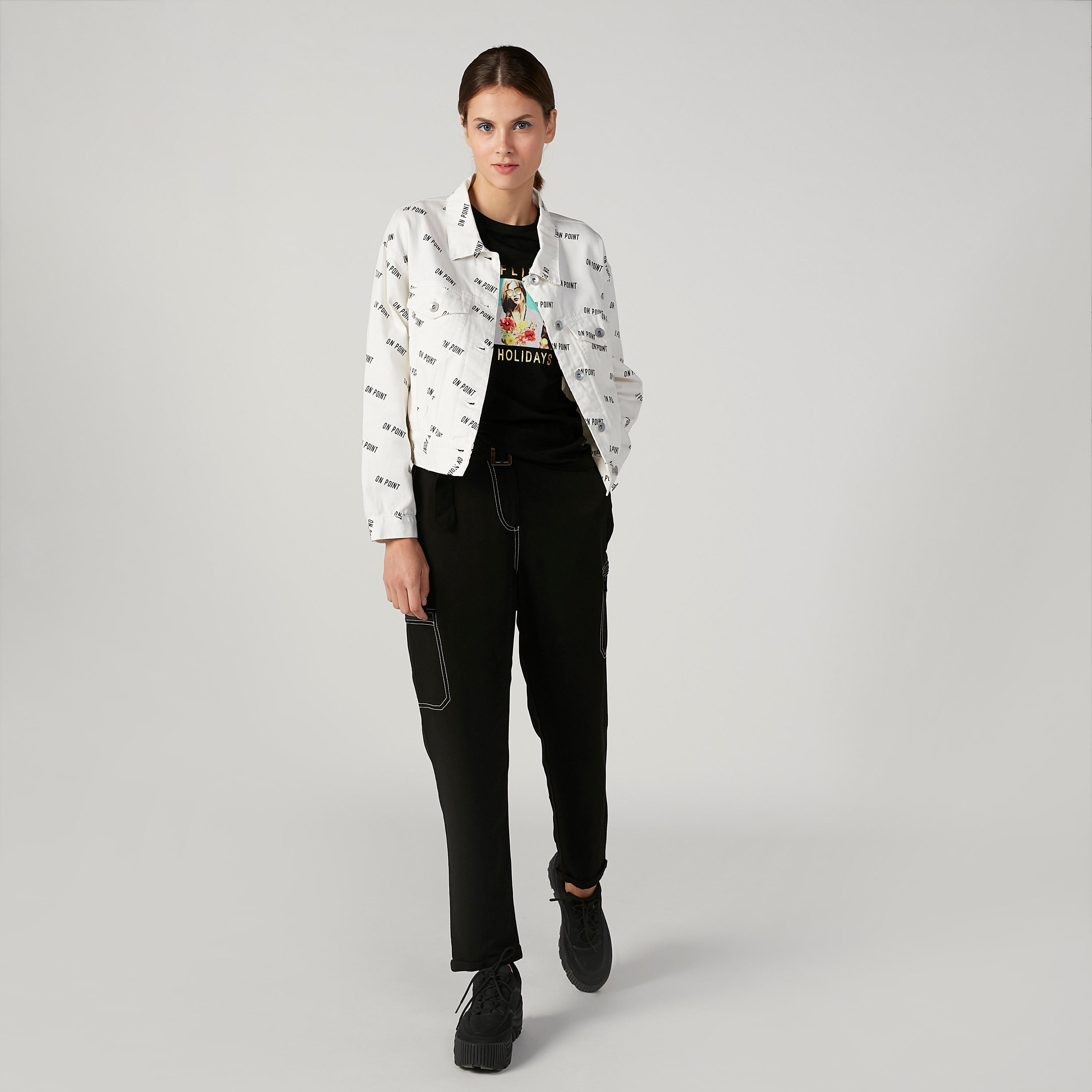 تيشيرت مستدام بياقة مستديرة وأكمام كاب وطبعات-women-clothing-tshirts-image-2