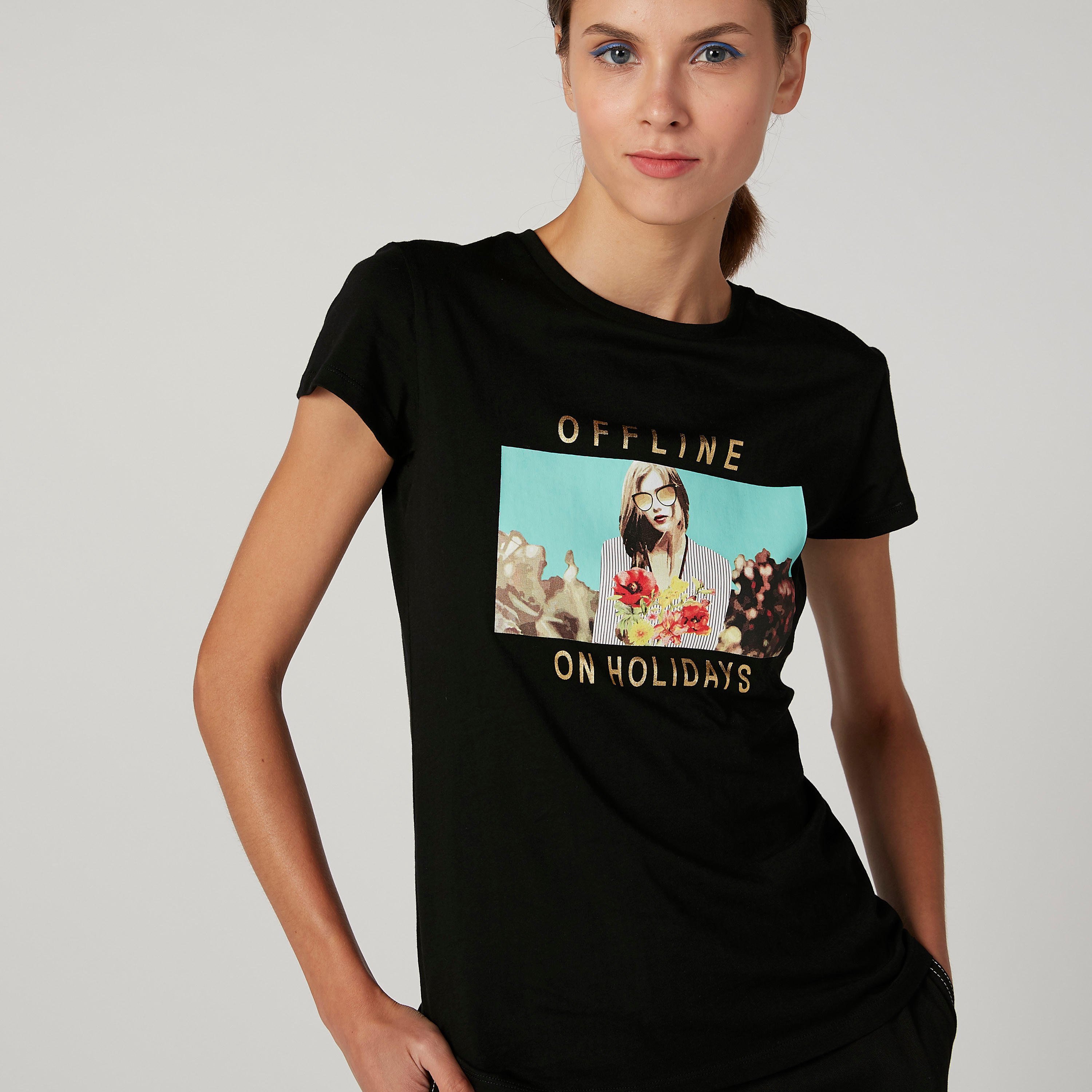 تيشيرت مستدام بياقة مستديرة وأكمام كاب وطبعات-women-clothing-tshirts-image-3