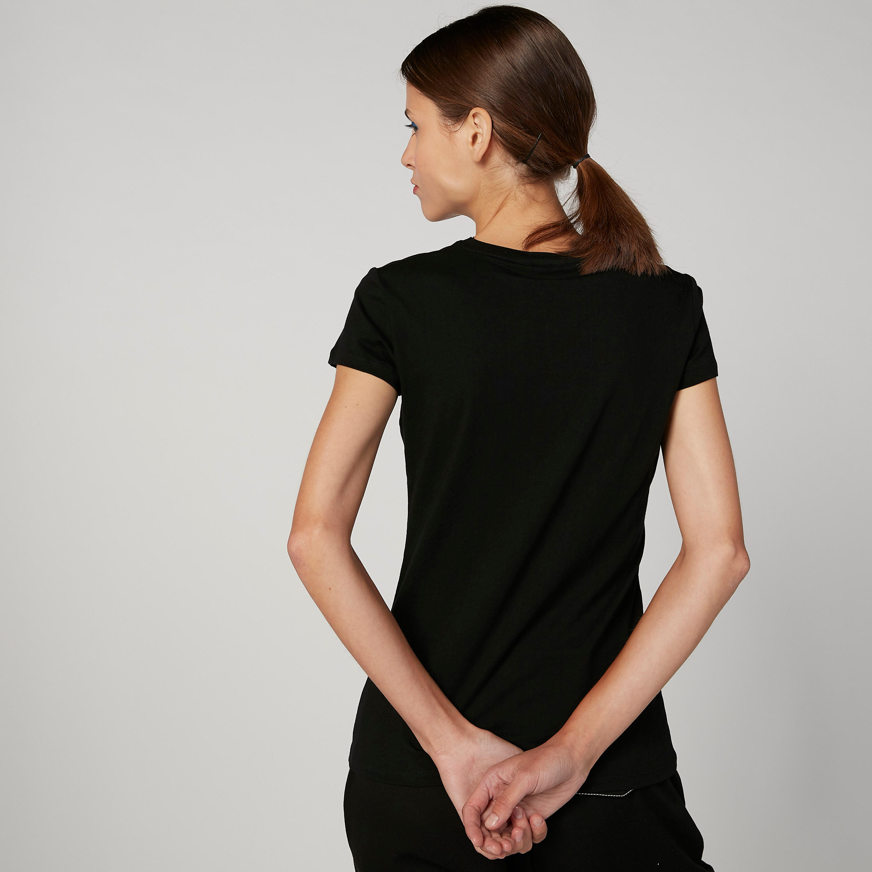 تيشيرت مستدام بياقة مستديرة وأكمام كاب وطبعات-women-clothing-tshirts-image-4