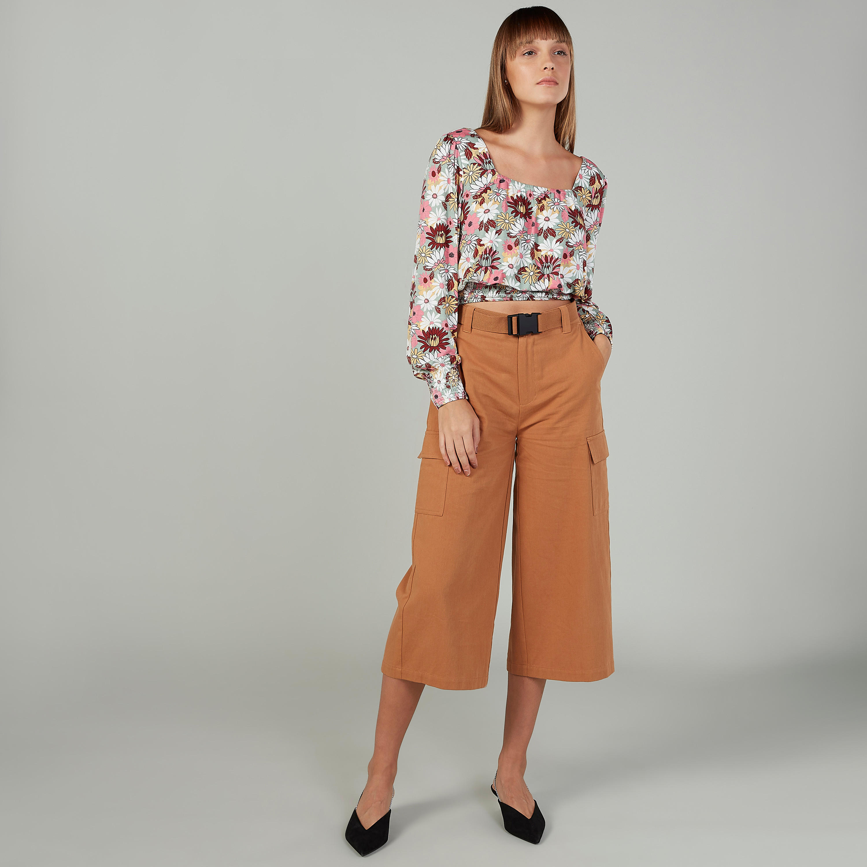 بلوزة قصيرة بياقة عميقة وأكمام طويلة وطبعات أزهار-women-clothing-shirtsandblouses-blouses-image-2