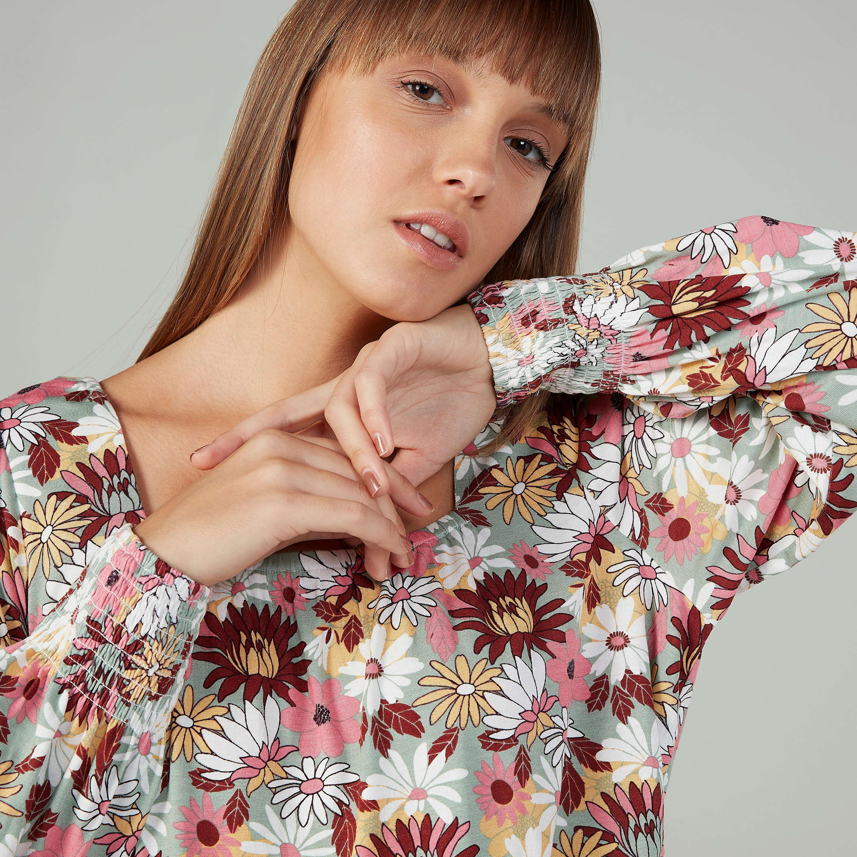بلوزة قصيرة بياقة عميقة وأكمام طويلة وطبعات أزهار-women-clothing-shirtsandblouses-blouses-image-3