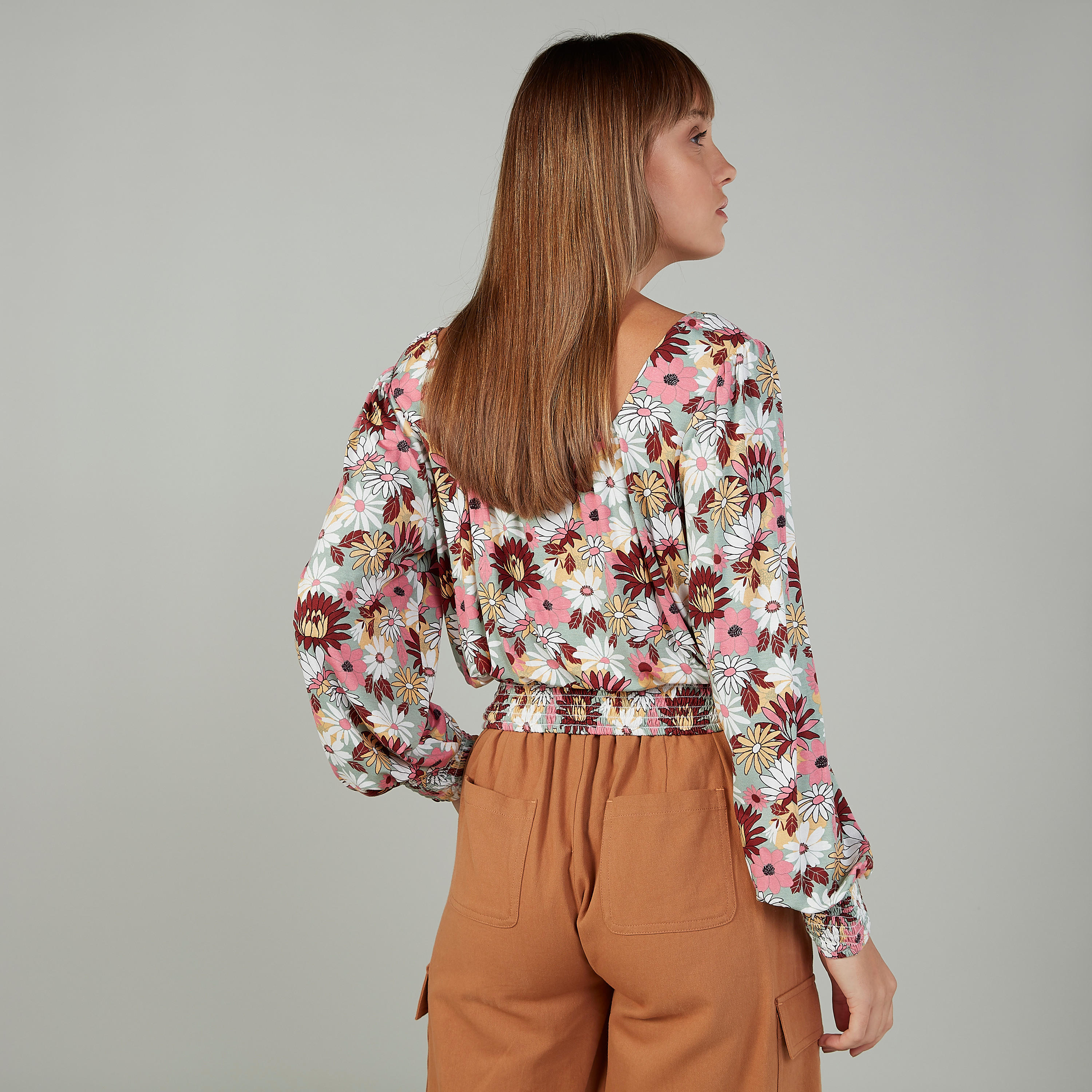 بلوزة قصيرة بياقة عميقة وأكمام طويلة وطبعات أزهار-women-clothing-shirtsandblouses-blouses-image-4