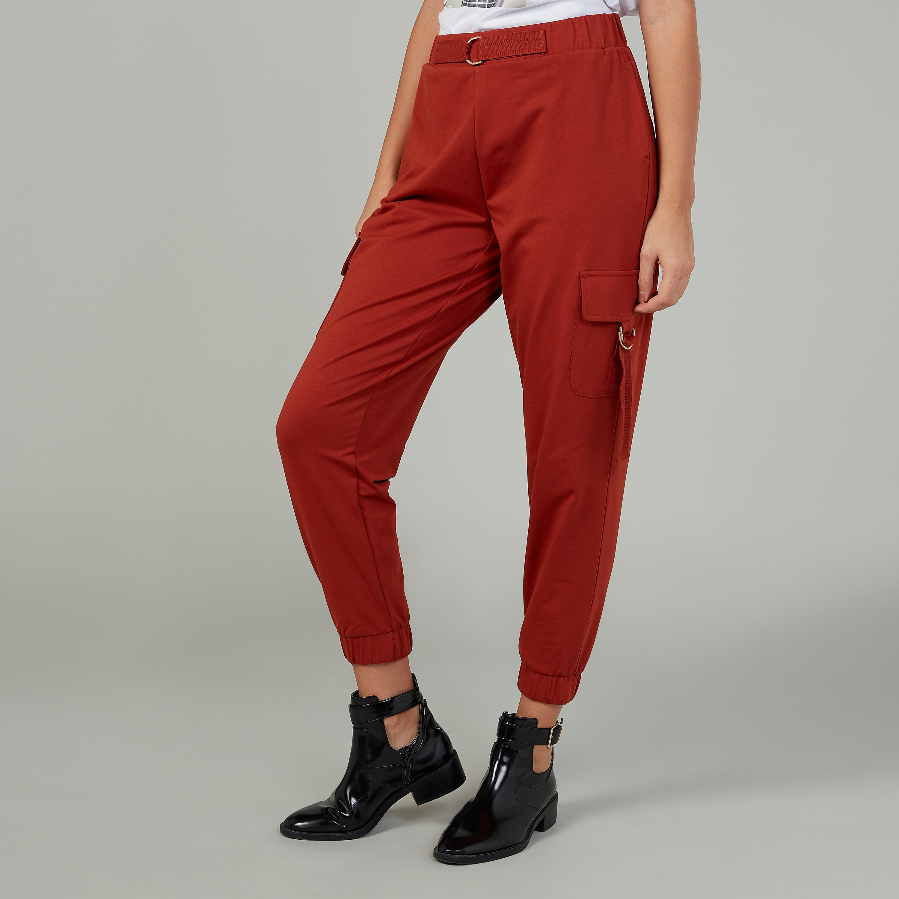 بنطلون رياضي سادة بخصر مرن مطّاطي وتفاصيل جيوب-women-clothing-bottoms-joggers-image-1