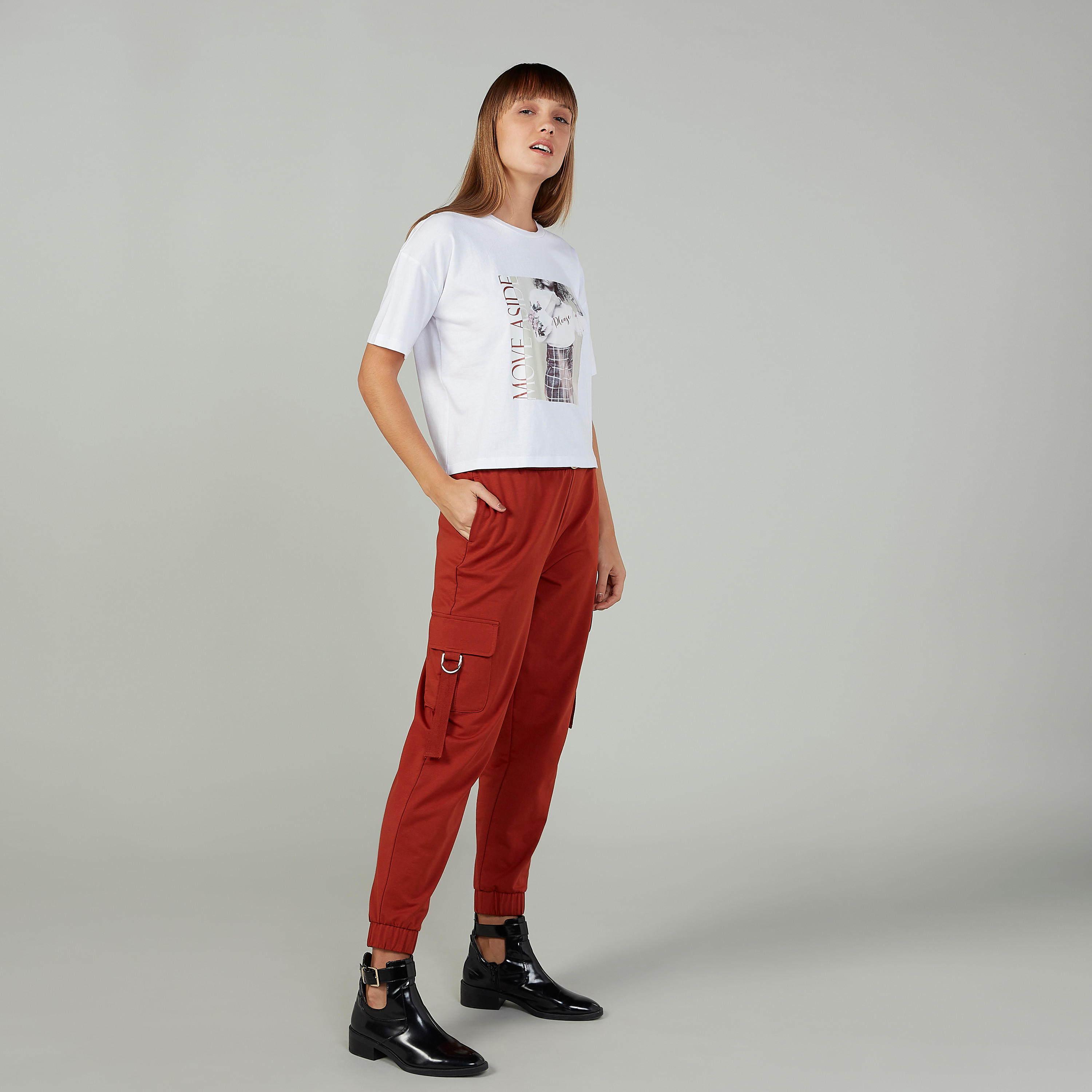 بنطلون رياضي سادة بخصر مرن مطّاطي وتفاصيل جيوب-women-clothing-bottoms-joggers-image-2