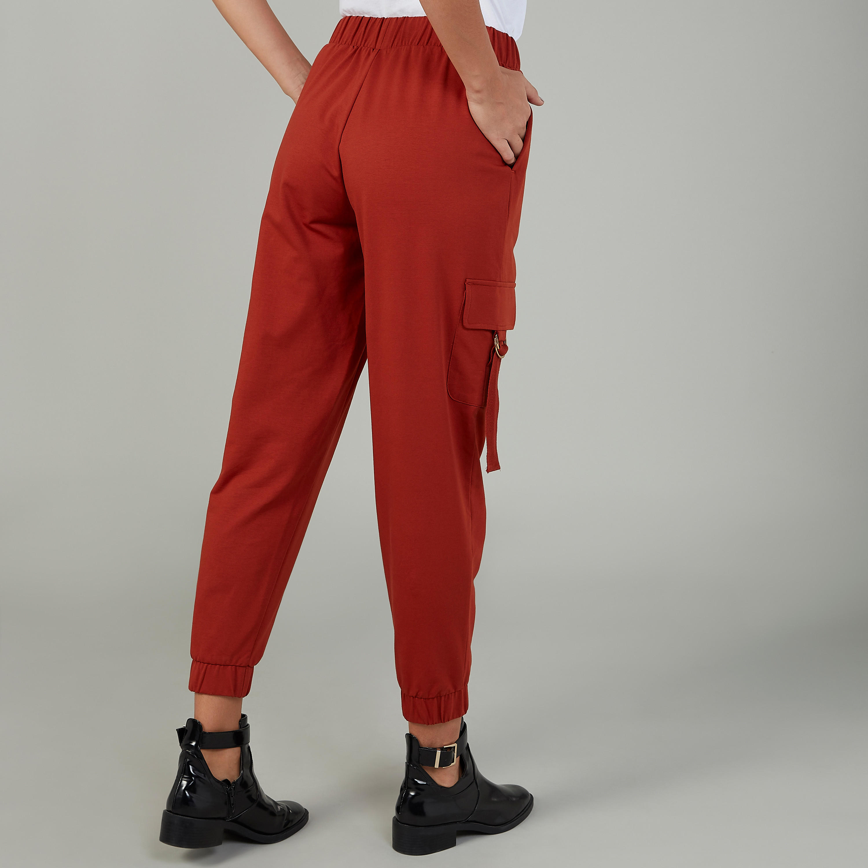 بنطلون رياضي سادة بخصر مرن مطّاطي وتفاصيل جيوب-women-clothing-bottoms-joggers-image-4