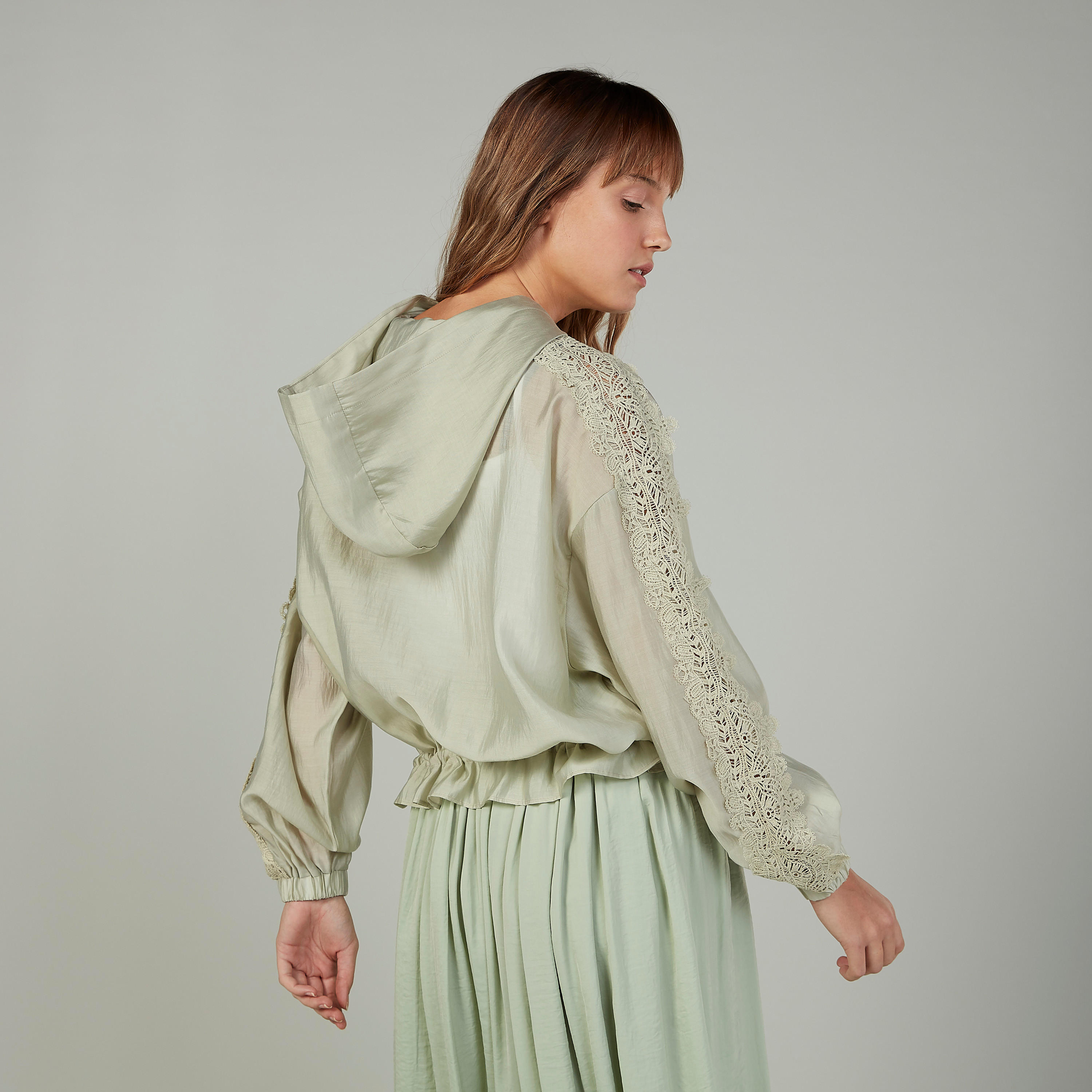 جاكيت سادة بقبّعة وأكمام طويلة وتفاصيل دانتيل-women-winterwear-coatsandjackets-jackets-image-4