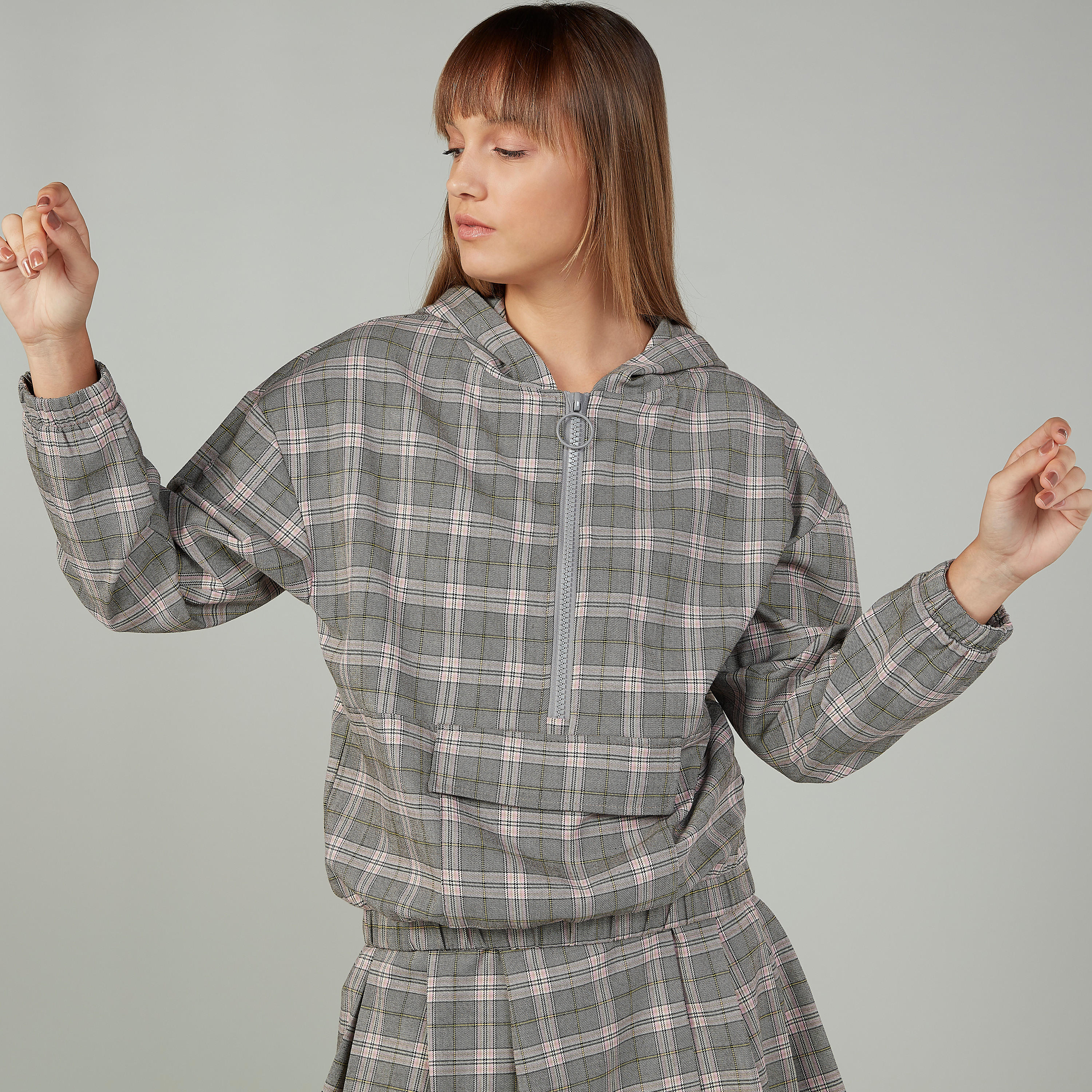 هودي كاروهات بأكمام طويلة وجيب أمامي بطيّة-women-winterwear-hoodiesandsweatshirts-sweatshirts-image-1