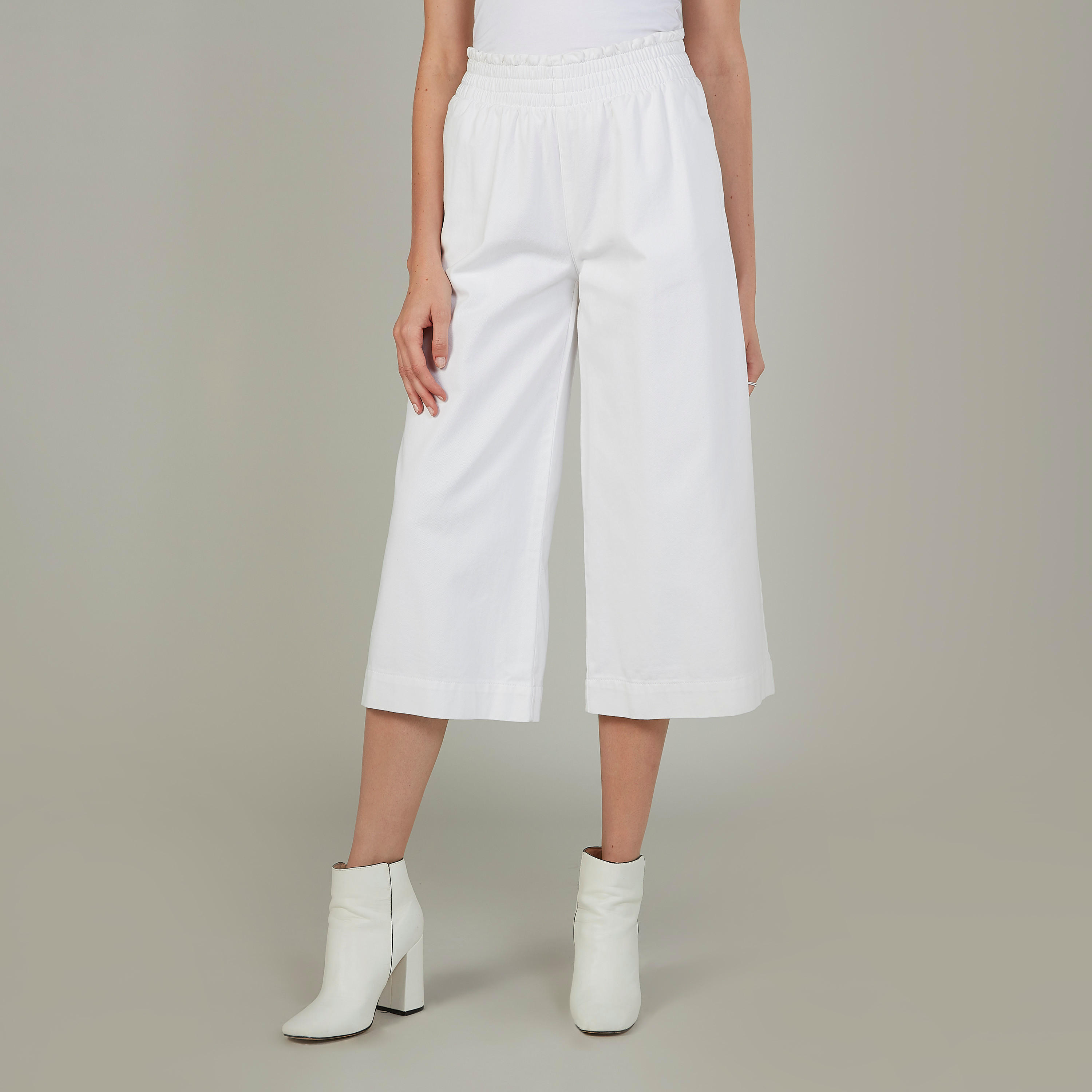 بنطلون قصير سادة بخصر مطاطي مرتفع وتفاصيل جيوب-women-clothing-bottoms-trousers-image-1