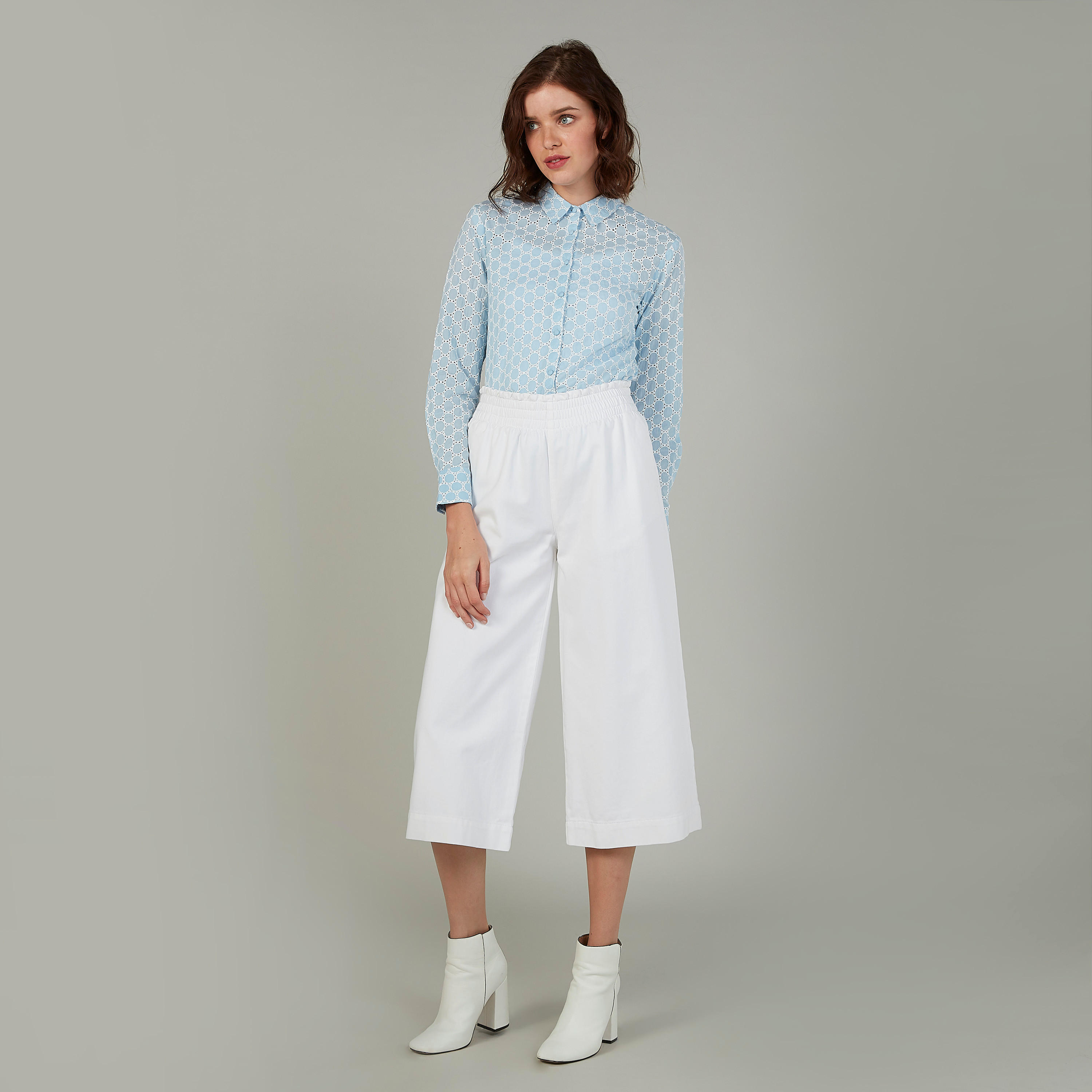 بنطلون قصير سادة بخصر مطاطي مرتفع وتفاصيل جيوب-women-clothing-bottoms-trousers-image-2
