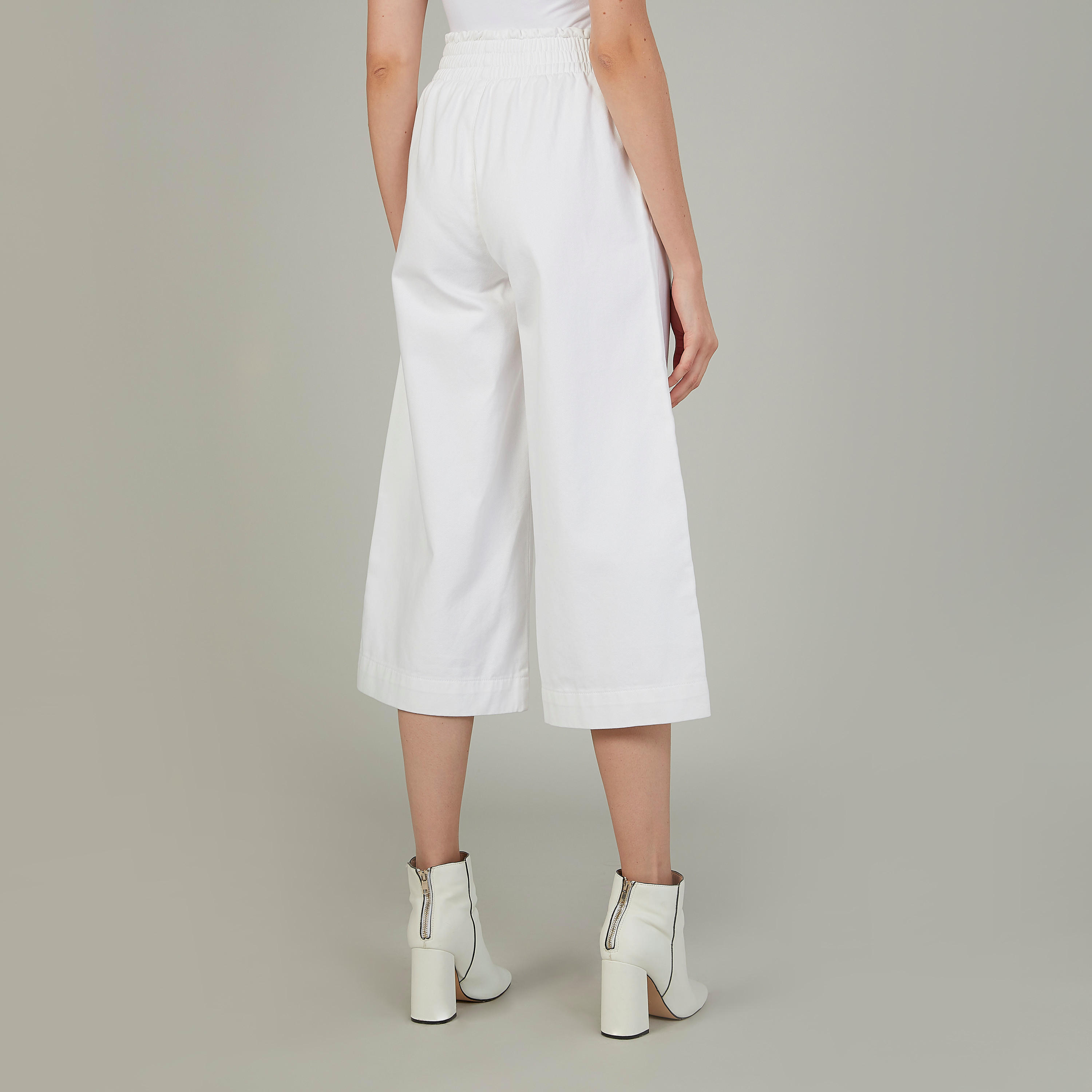 بنطلون قصير سادة بخصر مطاطي مرتفع وتفاصيل جيوب-women-clothing-bottoms-trousers-image-4