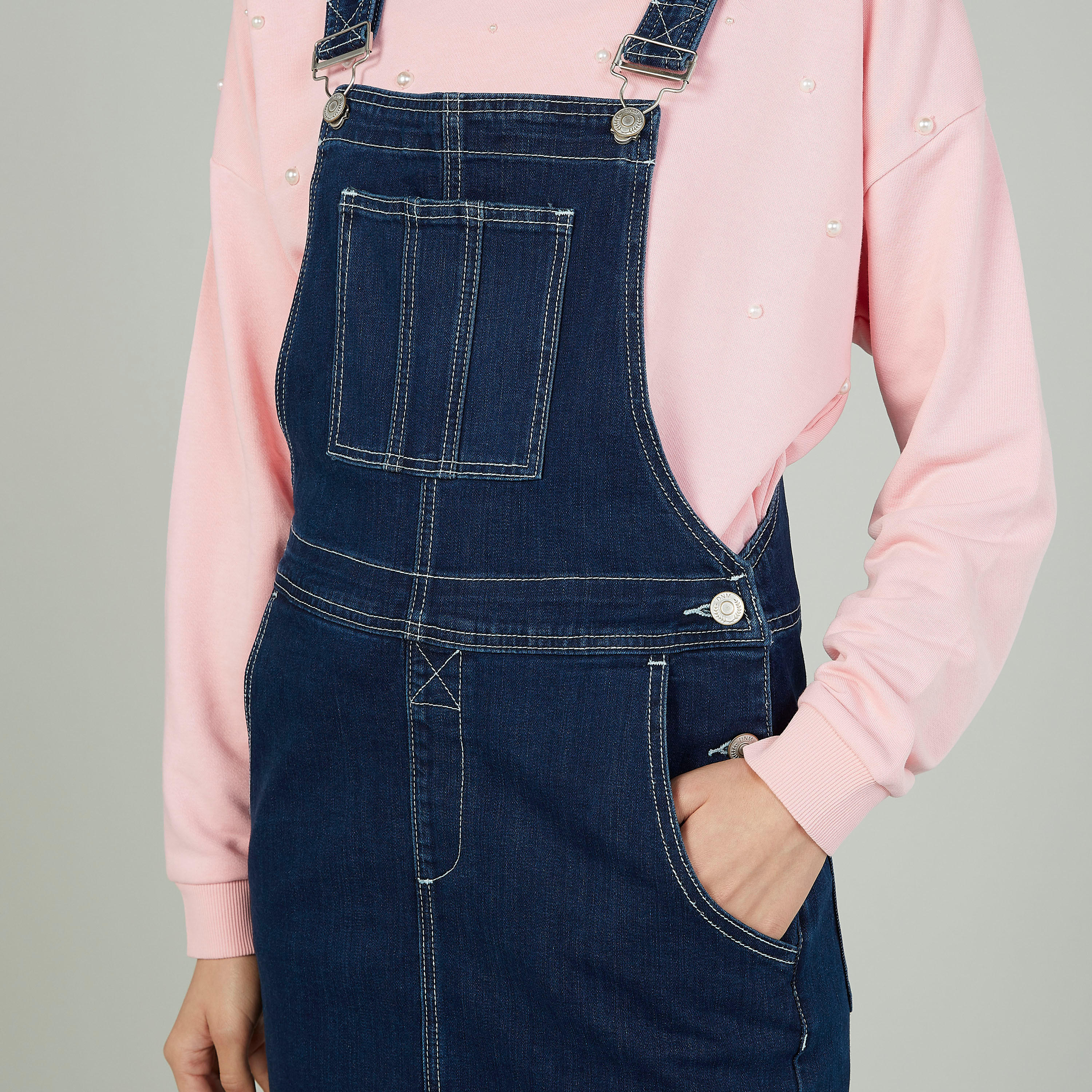 مريلة سادة قصيرة بجيوب وحمّالات-women-clothing-dresses-image-3
