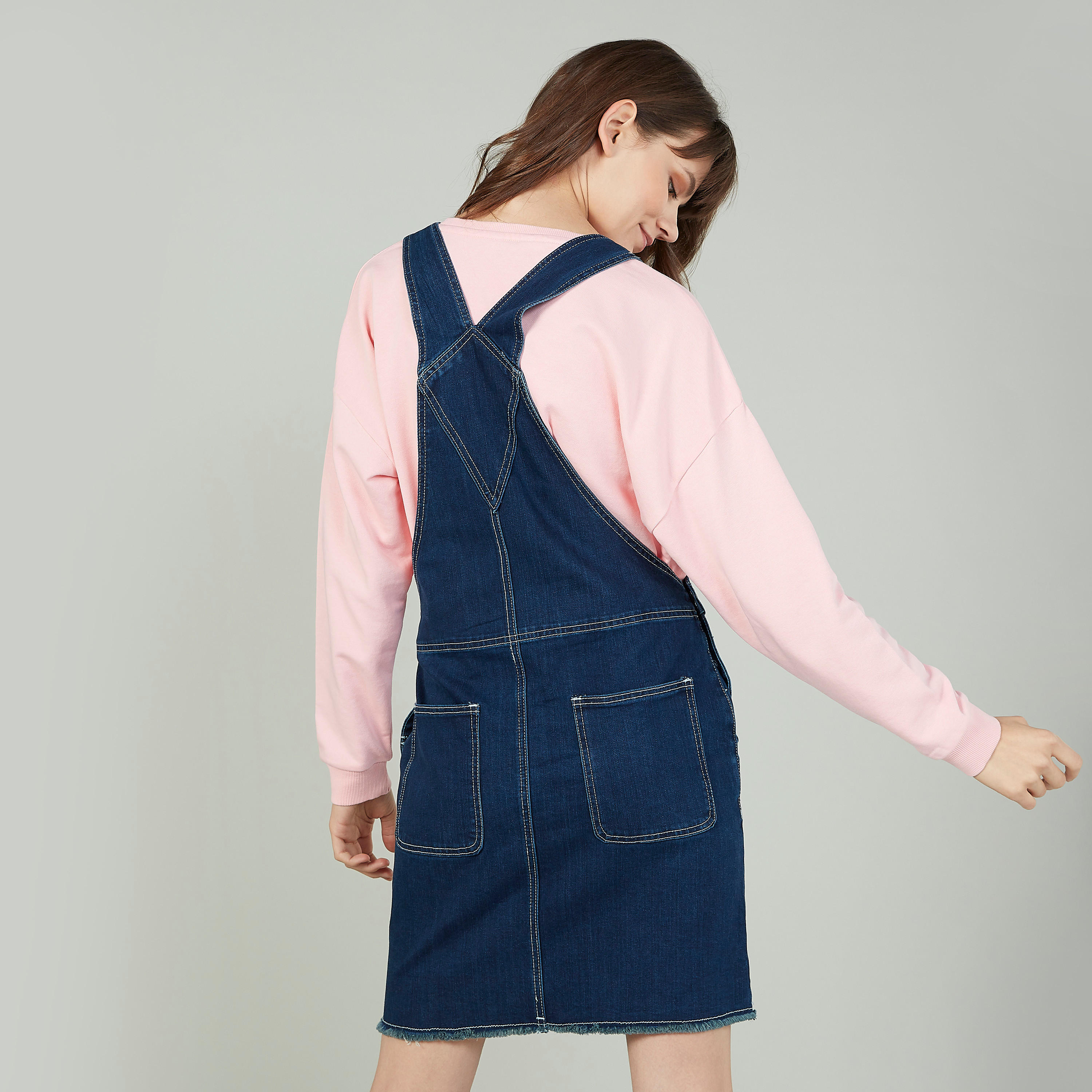 مريلة سادة قصيرة بجيوب وحمّالات-women-clothing-dresses-image-2