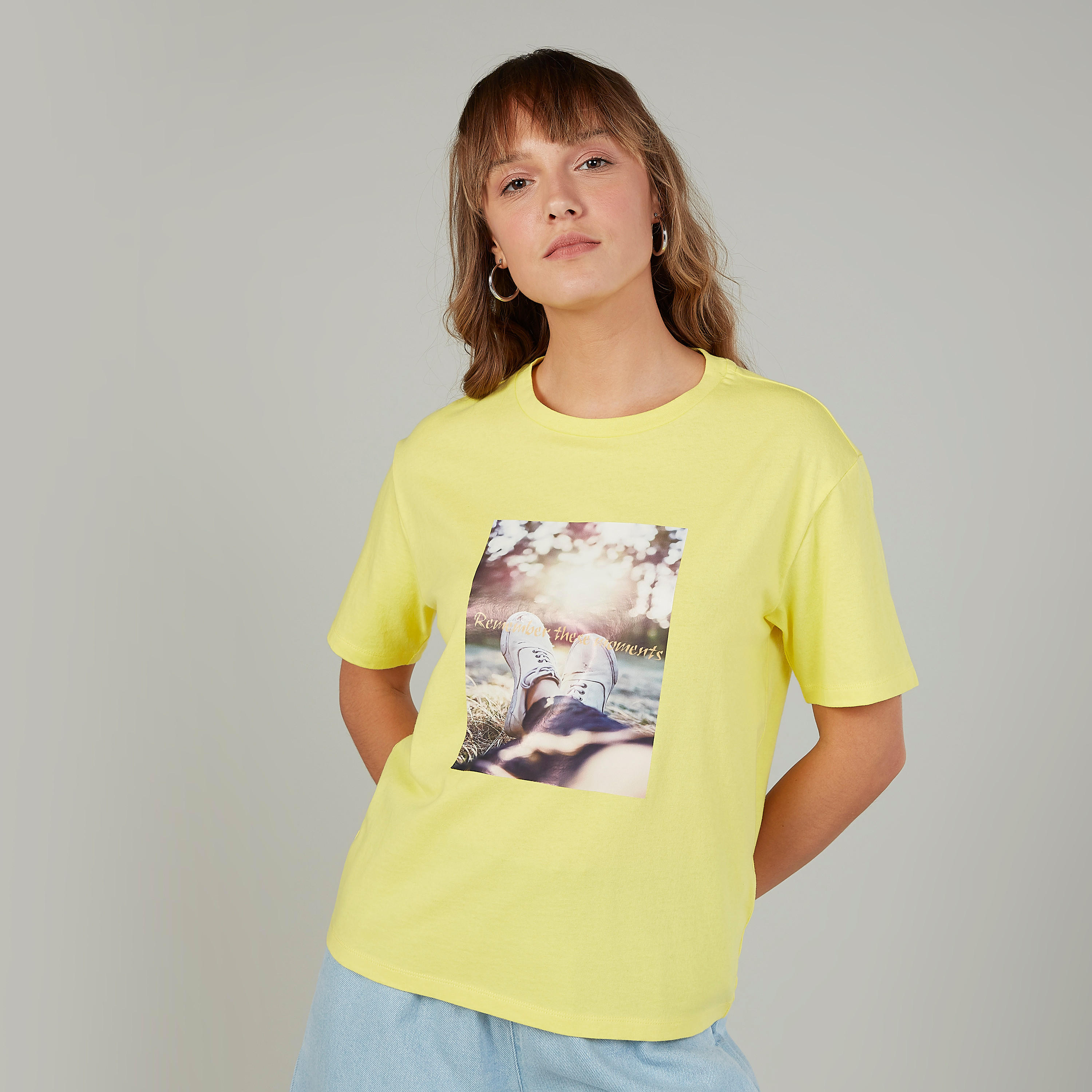 تيشيرت بياقة ضيّقة وأكمام قصيرة وطبعات-women-clothing-tshirts-image-4