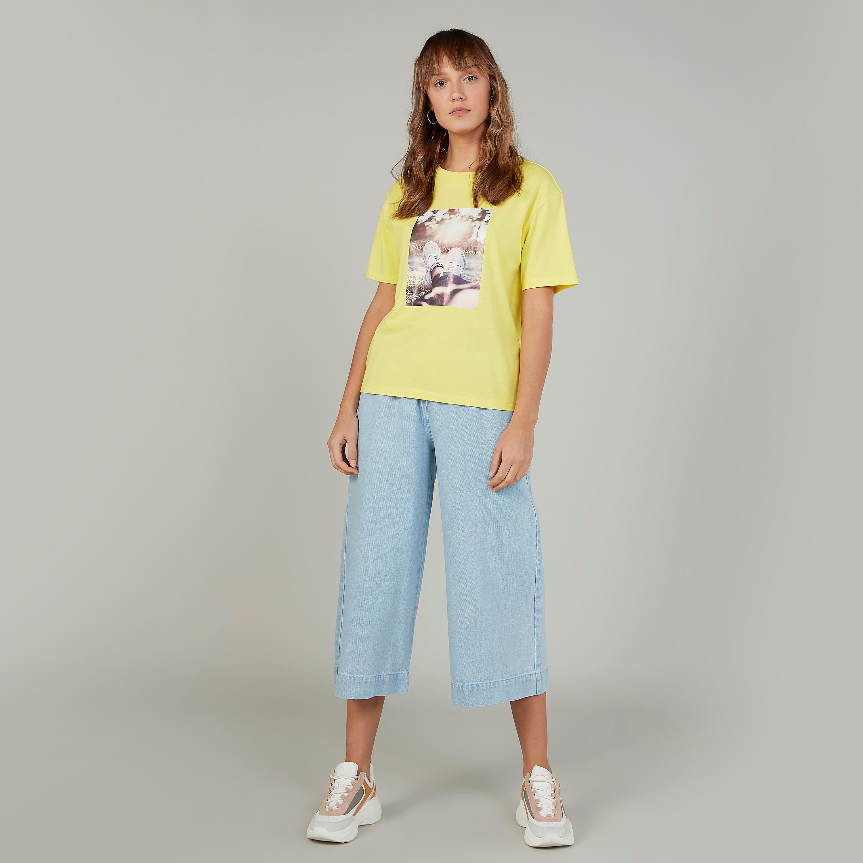 تيشيرت بياقة ضيّقة وأكمام قصيرة وطبعات-women-clothing-tshirts-image-3