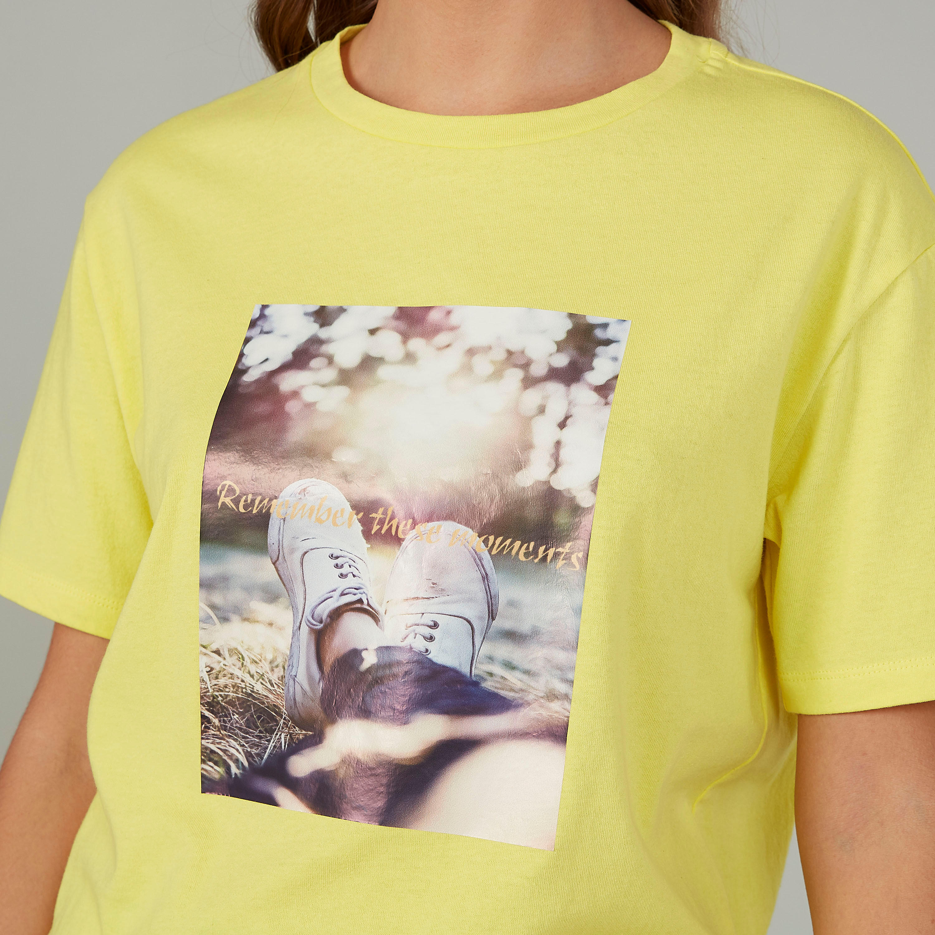 تيشيرت بياقة ضيّقة وأكمام قصيرة وطبعات-women-clothing-tshirts-image-2