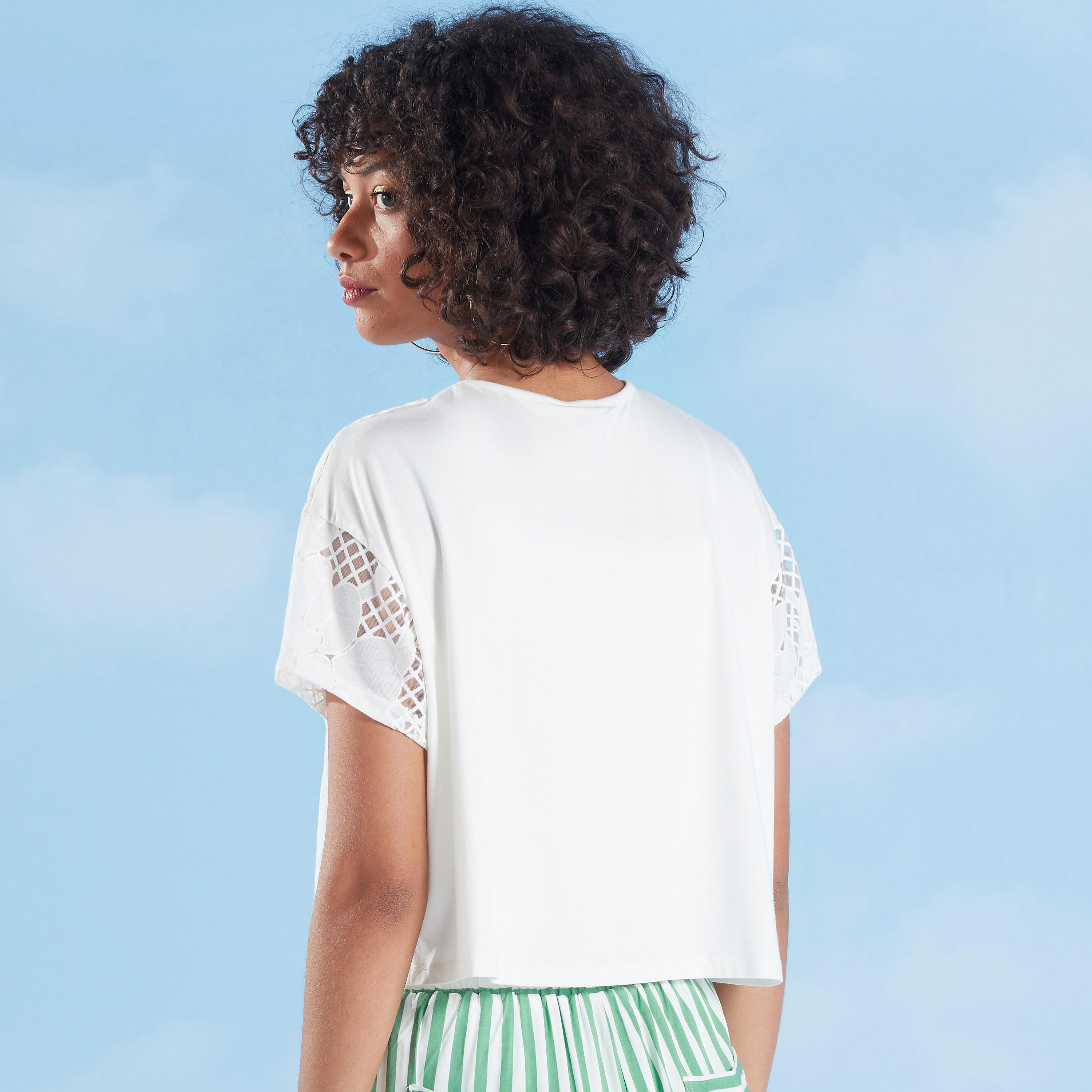 بلوزة قصيرة مطرّزة بياقة مستديرة وأكمام قصيرة-women-clothing-shirtsandblouses-blouses-image-4