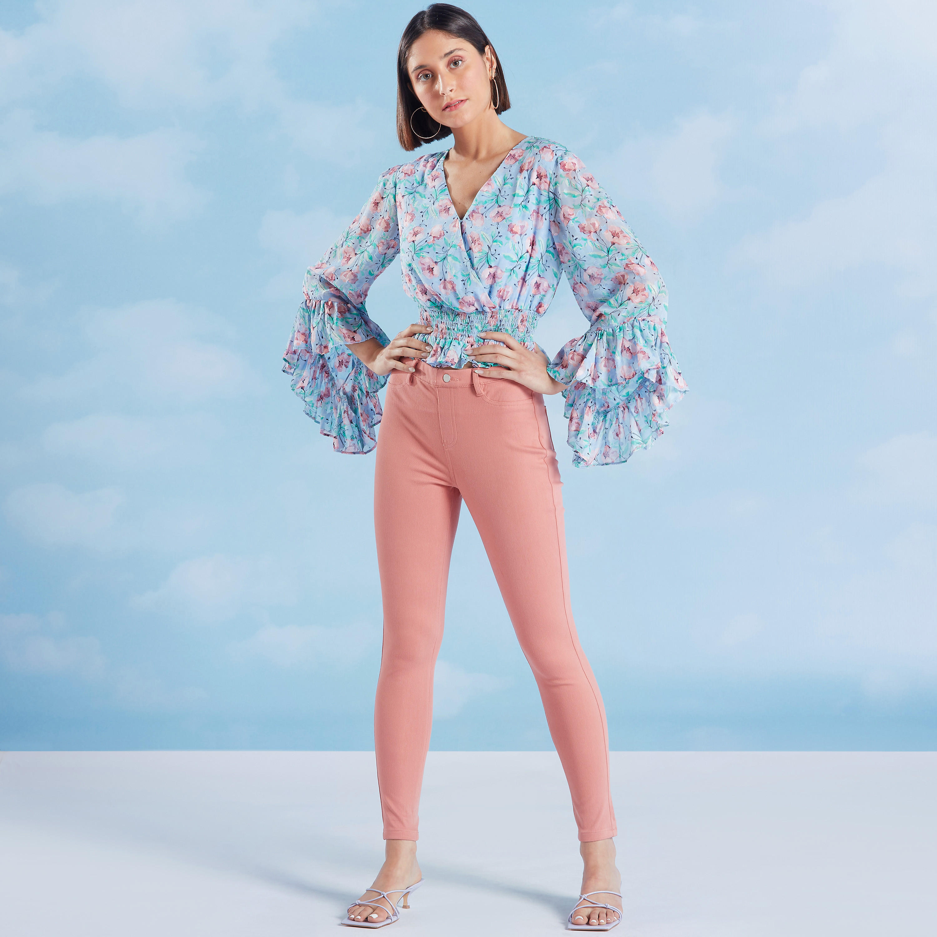 بلوزة قصيرة بياقة V ودرزات طبعات زهرية-women-clothing-shirtsandblouses-blouses-image-2