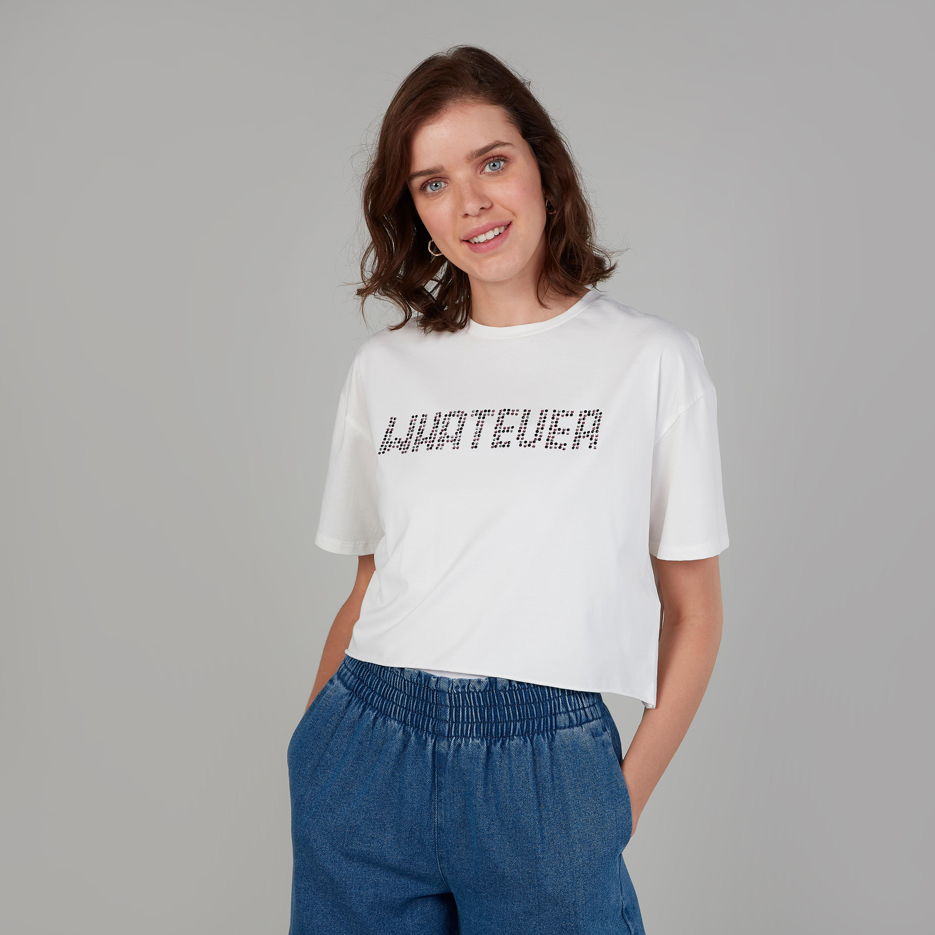 بلوزة قصيرة مزينة بياقة ضيّقة وأكمام قصيرة-women-clothing-tshirts-image-1