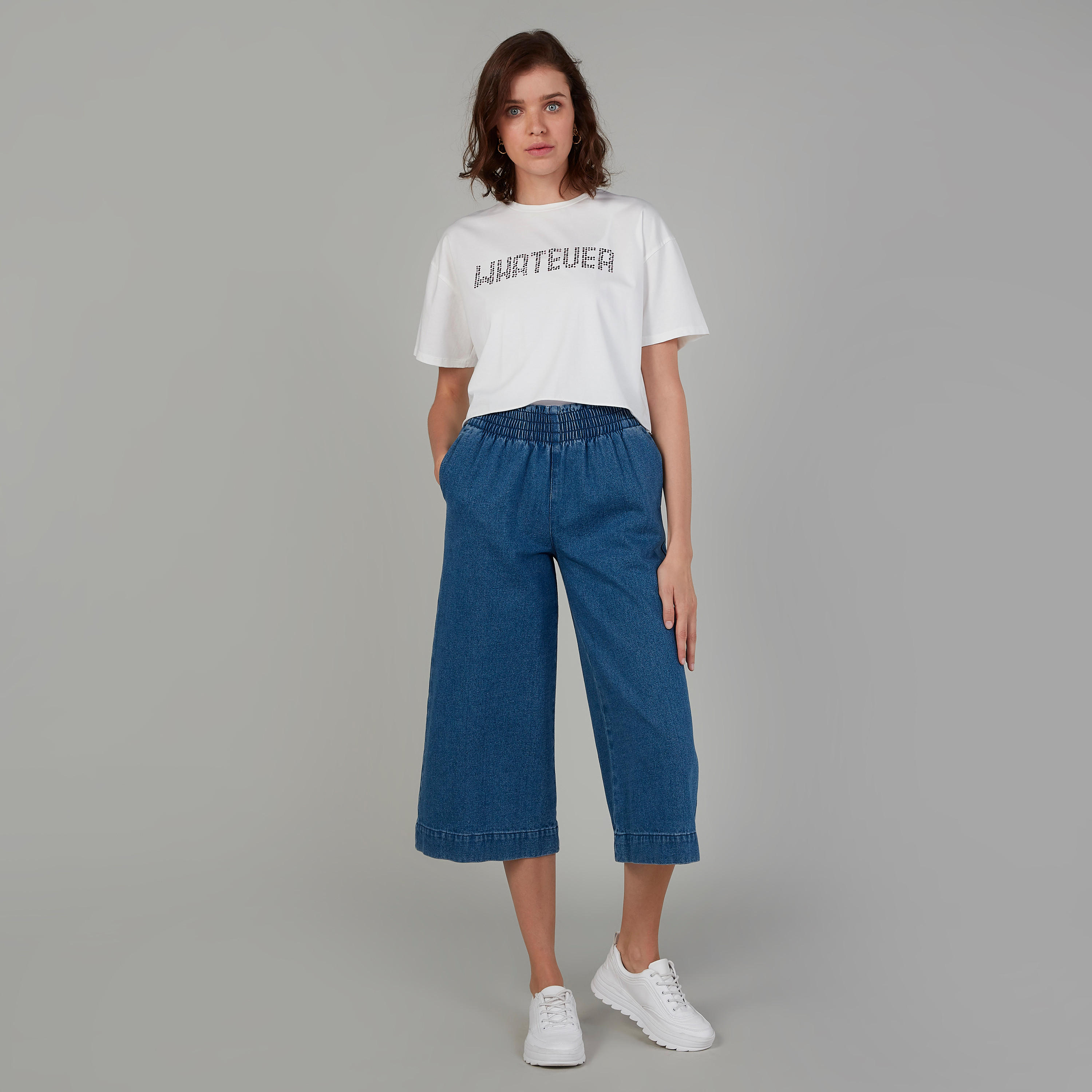 بلوزة قصيرة مزينة بياقة ضيّقة وأكمام قصيرة-women-clothing-tshirts-image-2