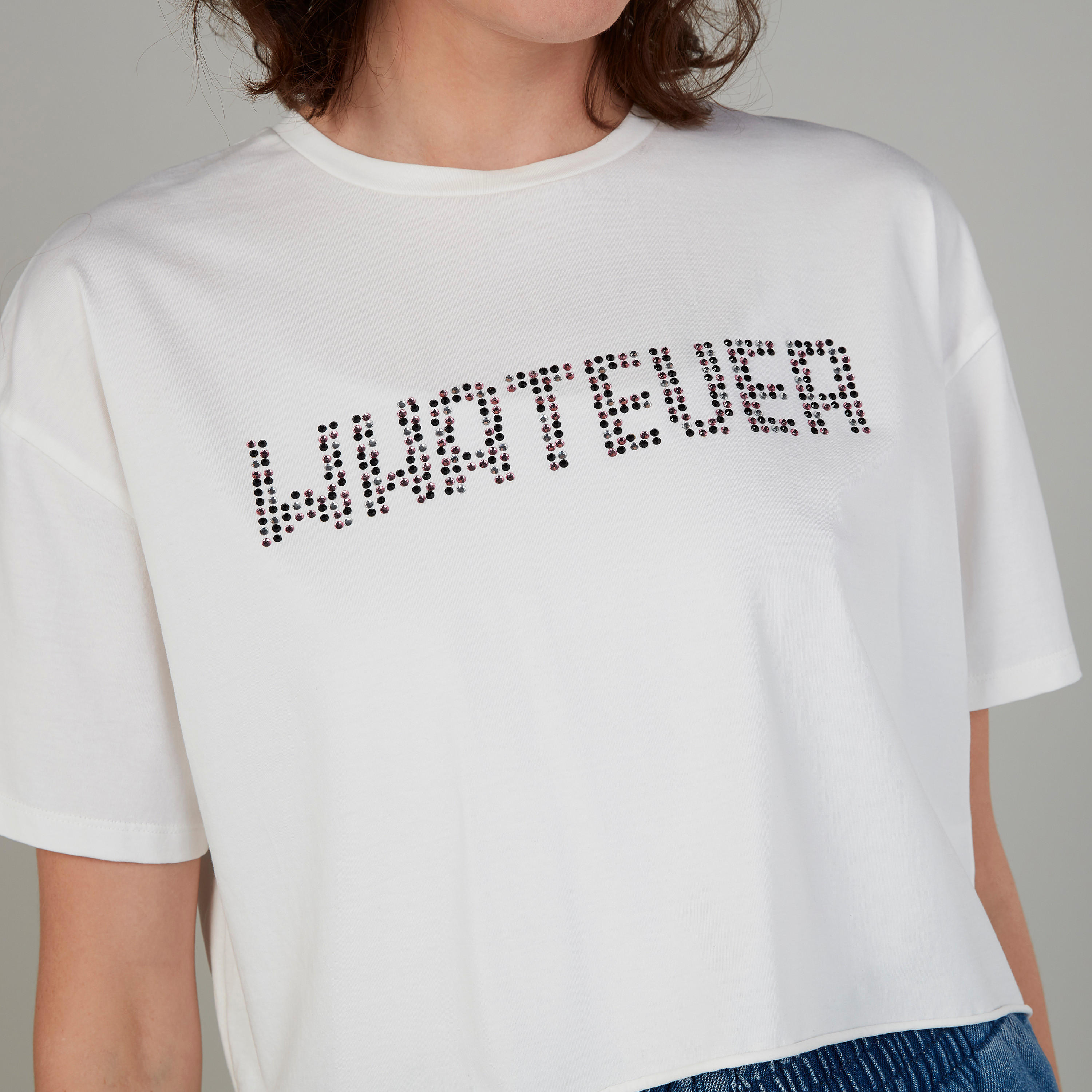 بلوزة قصيرة مزينة بياقة ضيّقة وأكمام قصيرة-women-clothing-tshirts-image-3