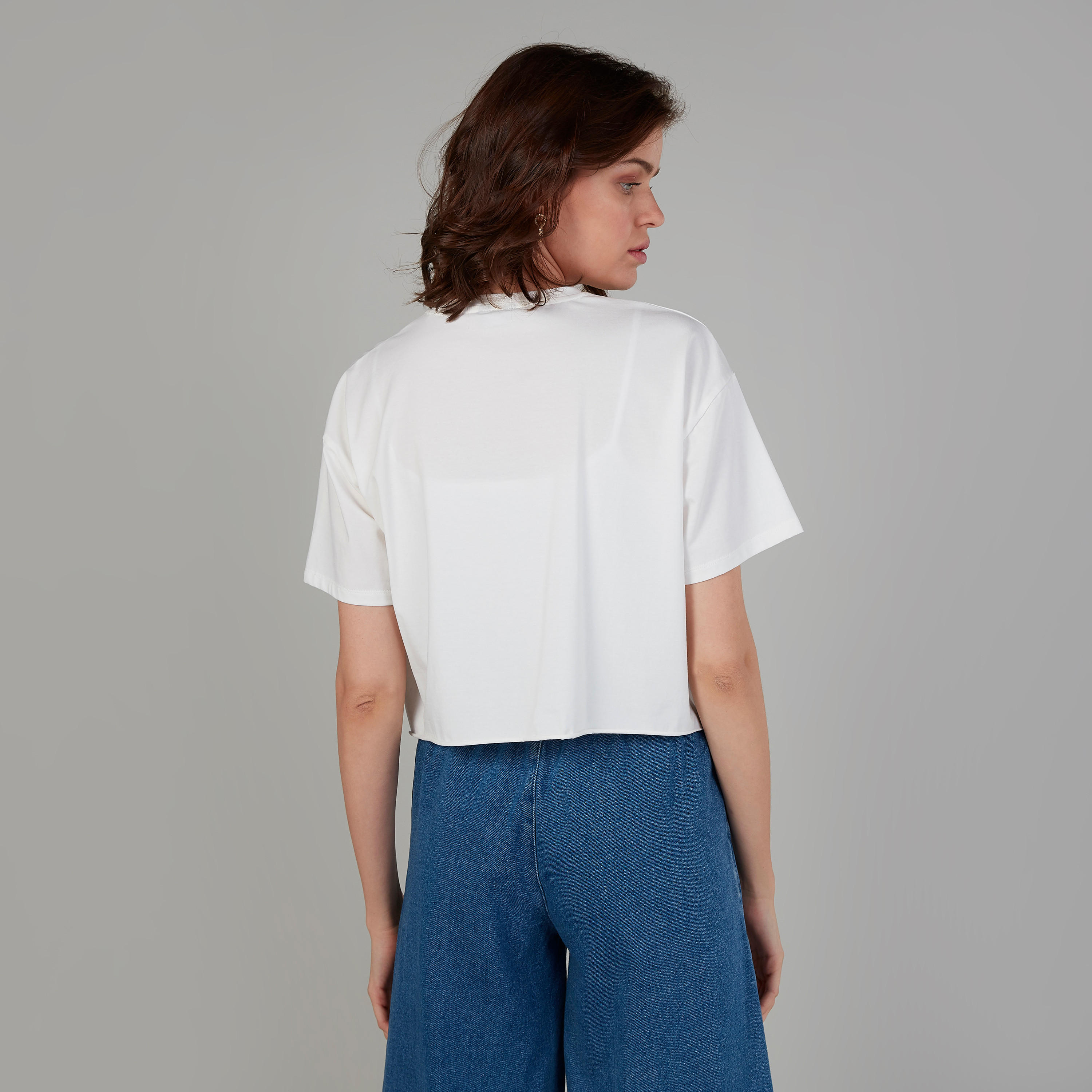 بلوزة قصيرة مزينة بياقة ضيّقة وأكمام قصيرة-women-clothing-tshirts-image-4