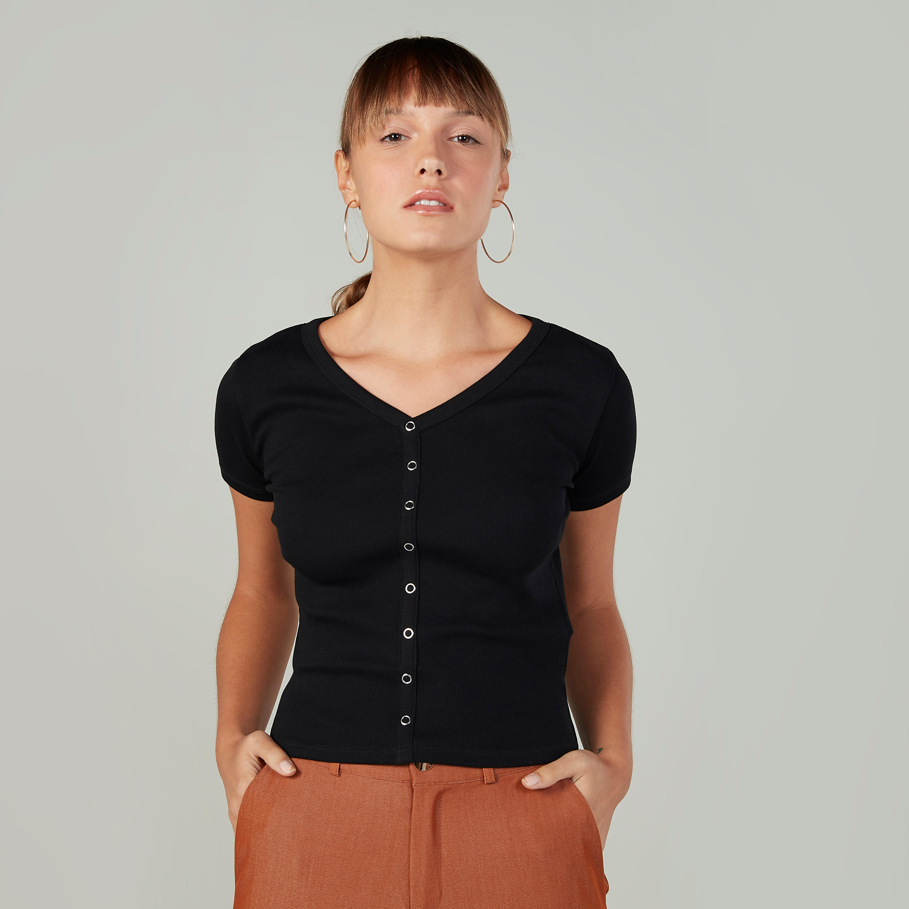 بلوزة بارزة الملمس بياقة V  وأكمام قصيرة-women-clothing-tshirts-image-1