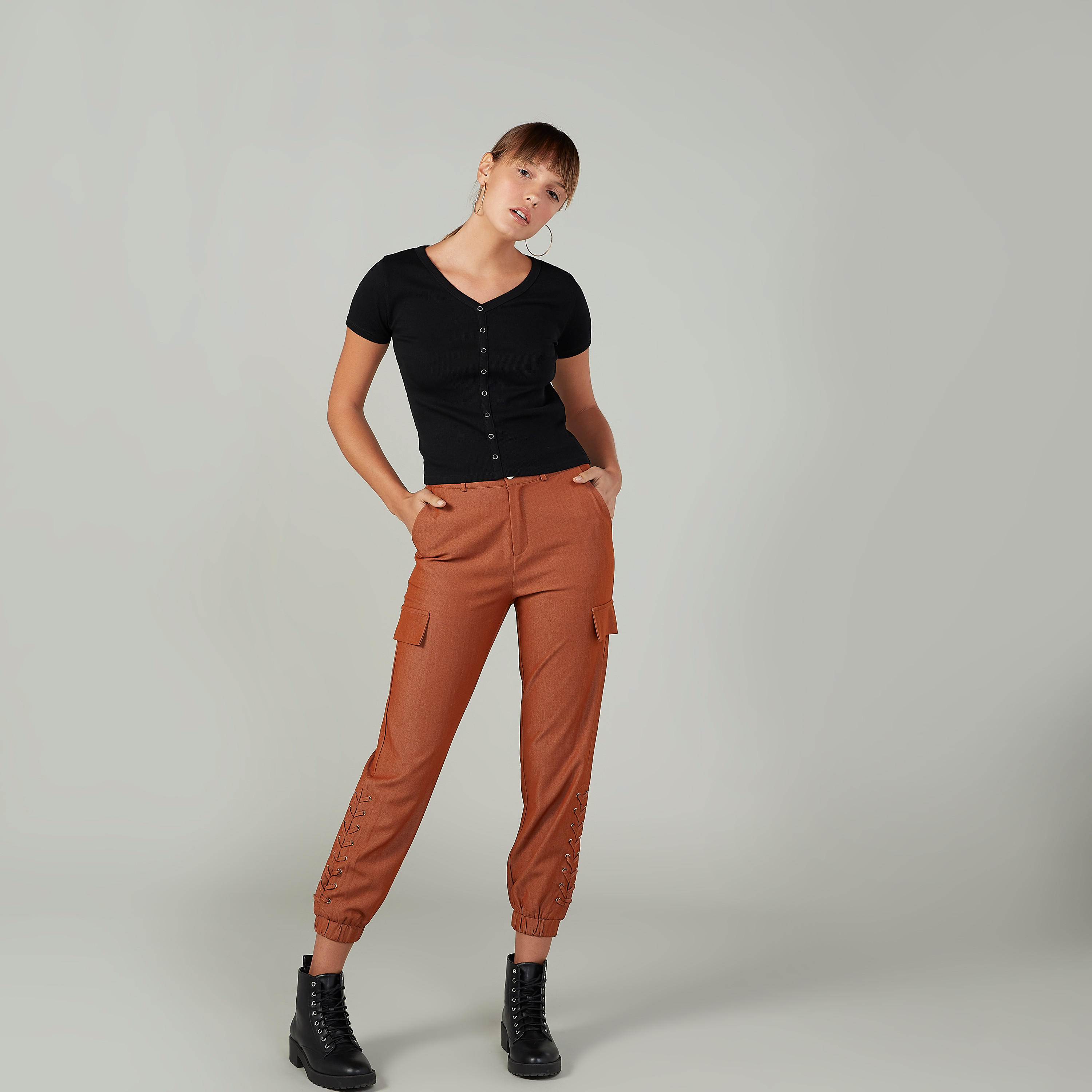 بلوزة بارزة الملمس بياقة V  وأكمام قصيرة-women-clothing-tshirts-image-2