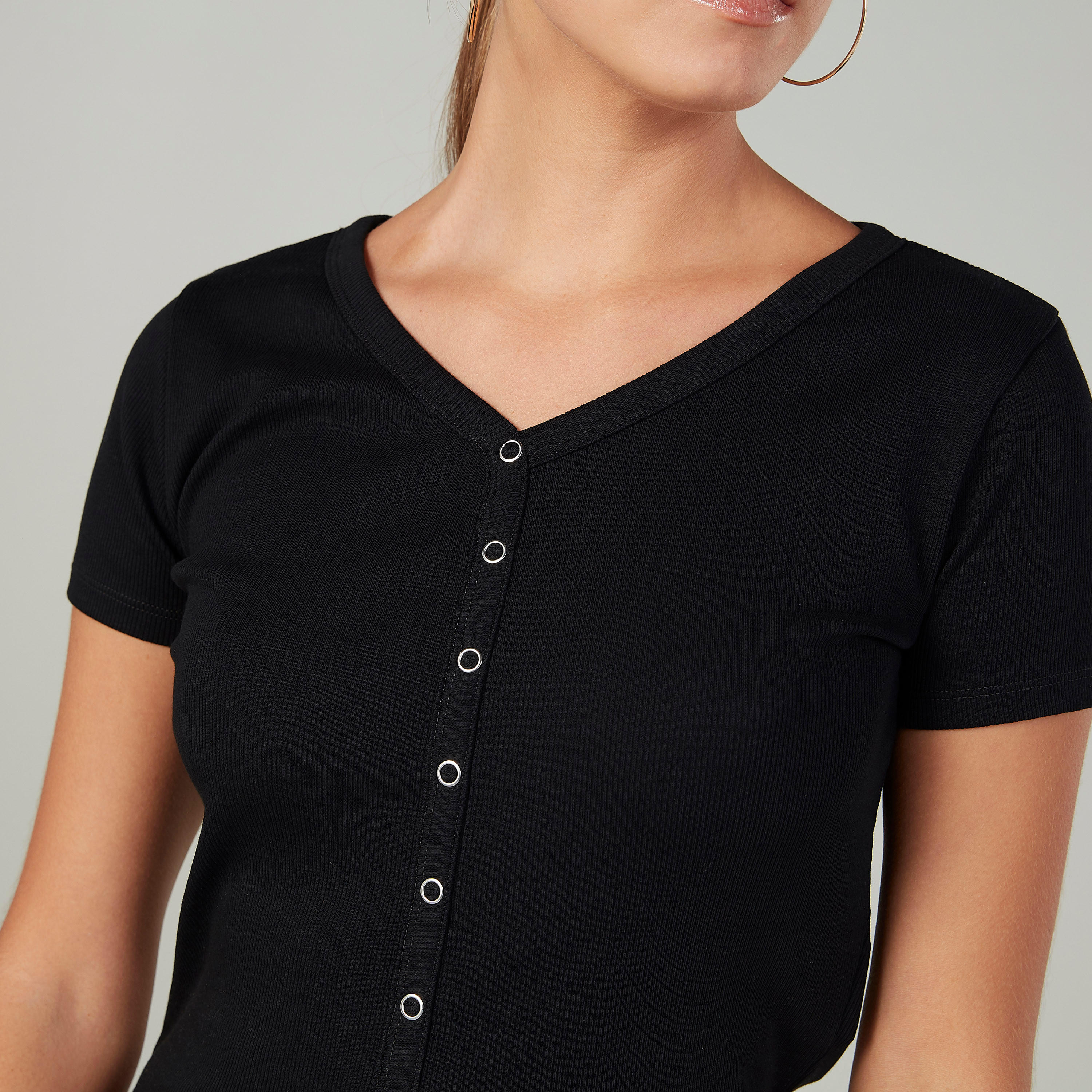 بلوزة بارزة الملمس بياقة V  وأكمام قصيرة-women-clothing-tshirts-image-3