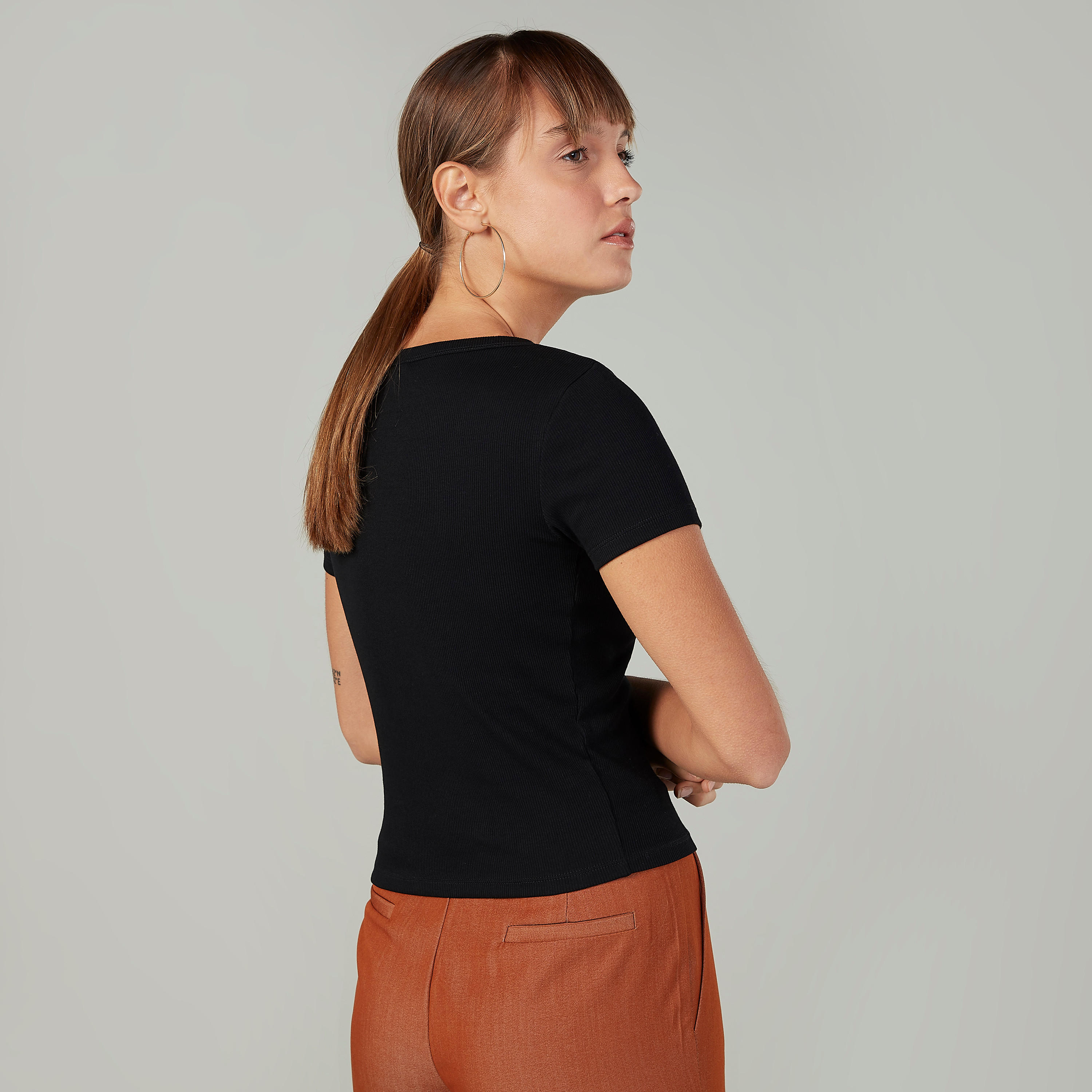 بلوزة بارزة الملمس بياقة V  وأكمام قصيرة-women-clothing-tshirts-image-4