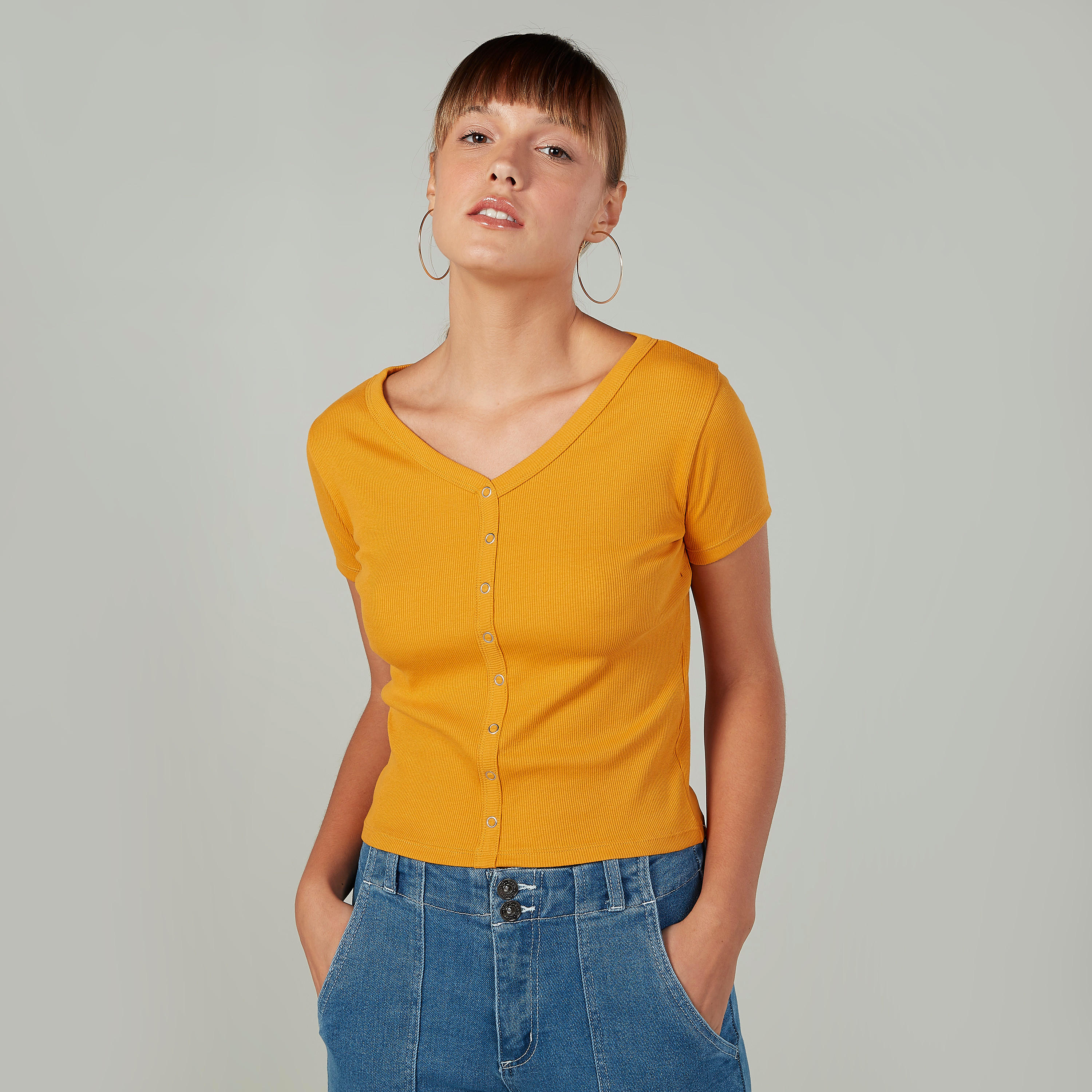 بلوزة بارزة الملمس بياقة V  وأكمام قصيرة-women-clothing-tshirts-image-1