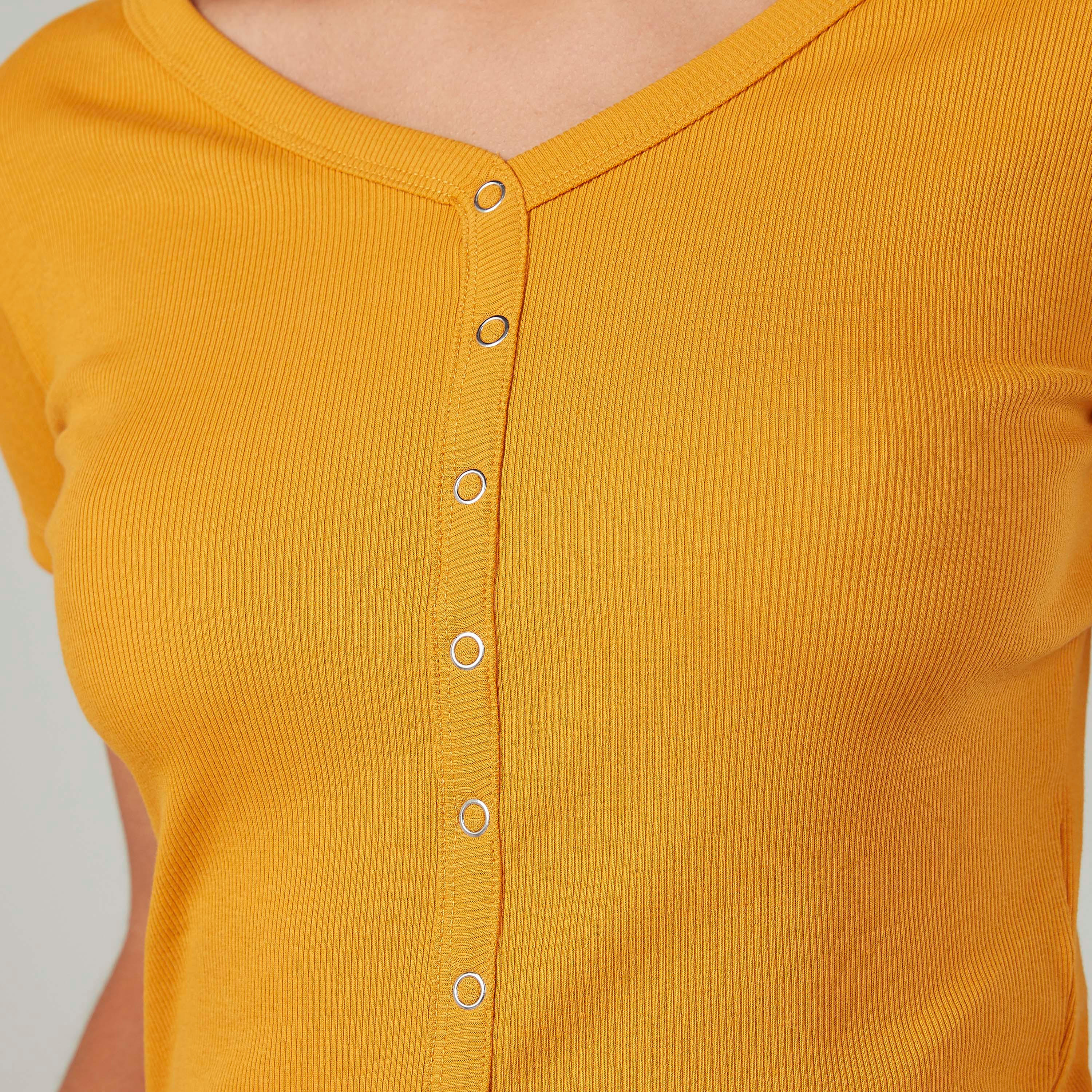 بلوزة بارزة الملمس بياقة V  وأكمام قصيرة-women-clothing-tshirts-image-3
