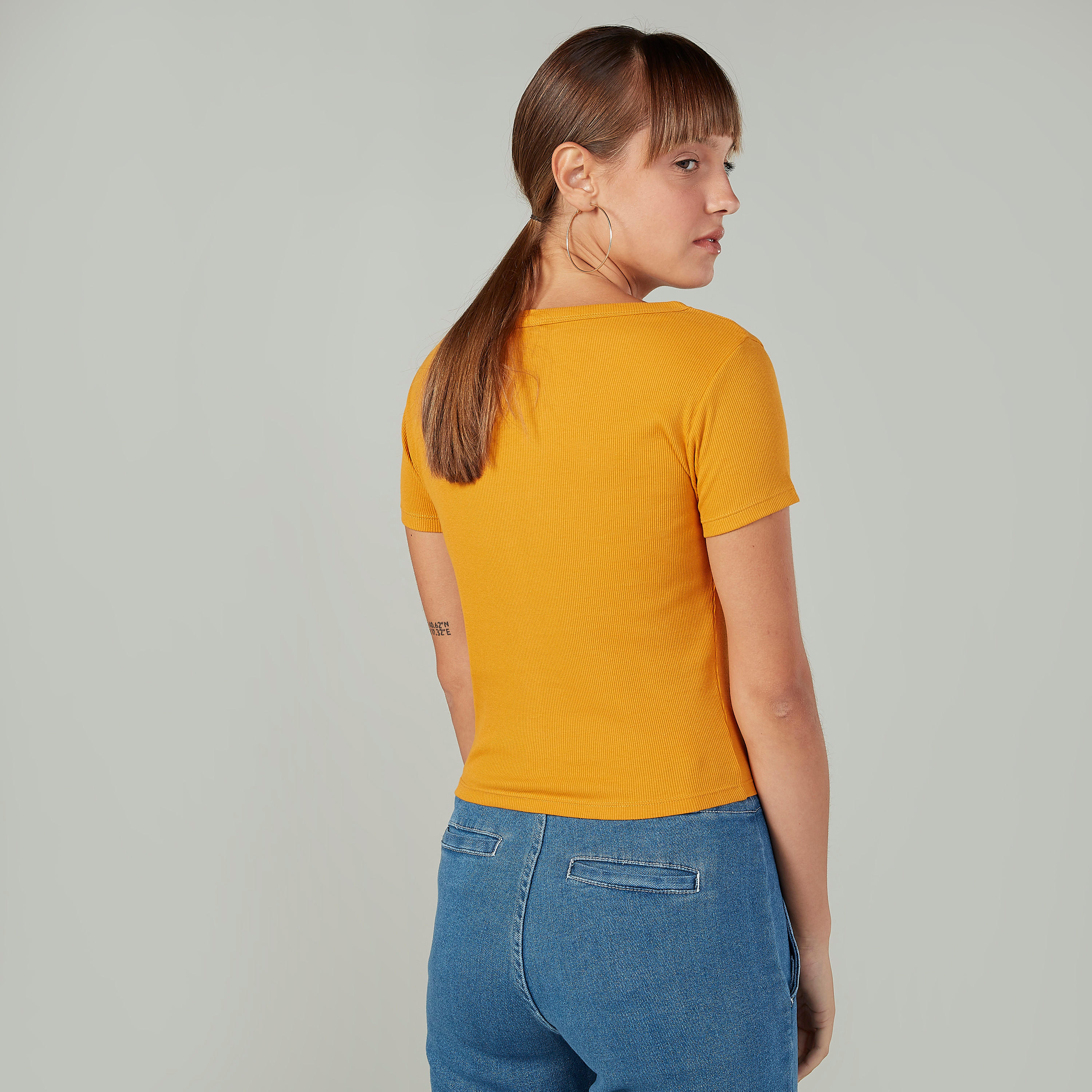 بلوزة بارزة الملمس بياقة V  وأكمام قصيرة-women-clothing-tshirts-image-4