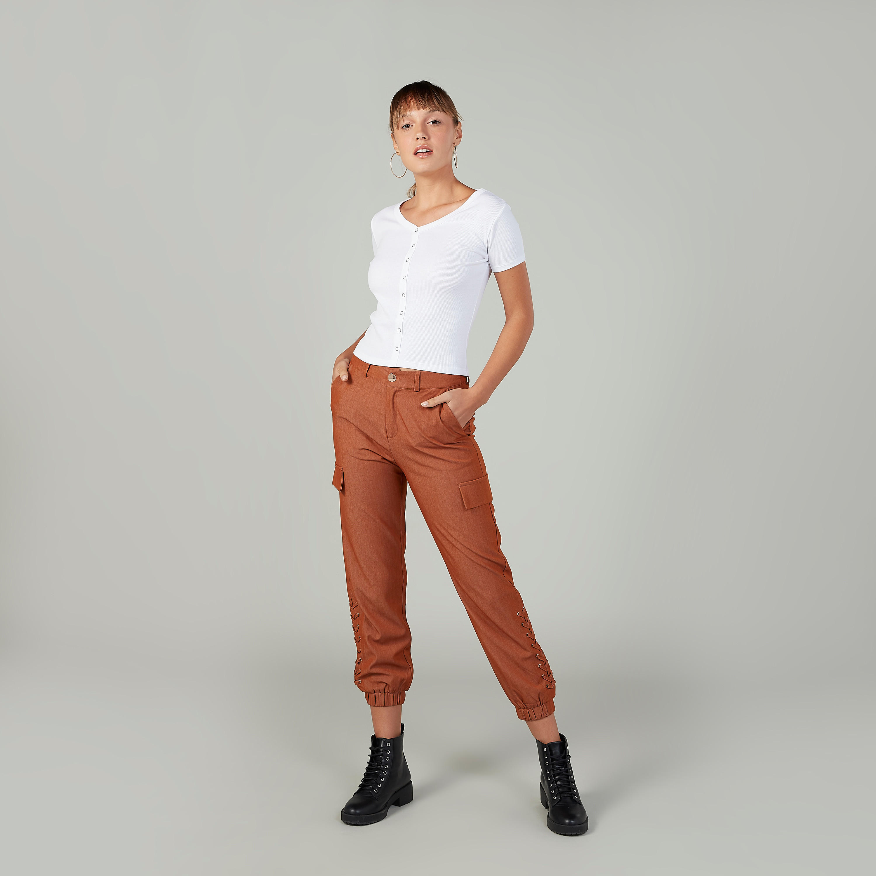 بلوزة بارزة الملمس بياقة V  وأكمام قصيرة-women-clothing-tshirts-image-2