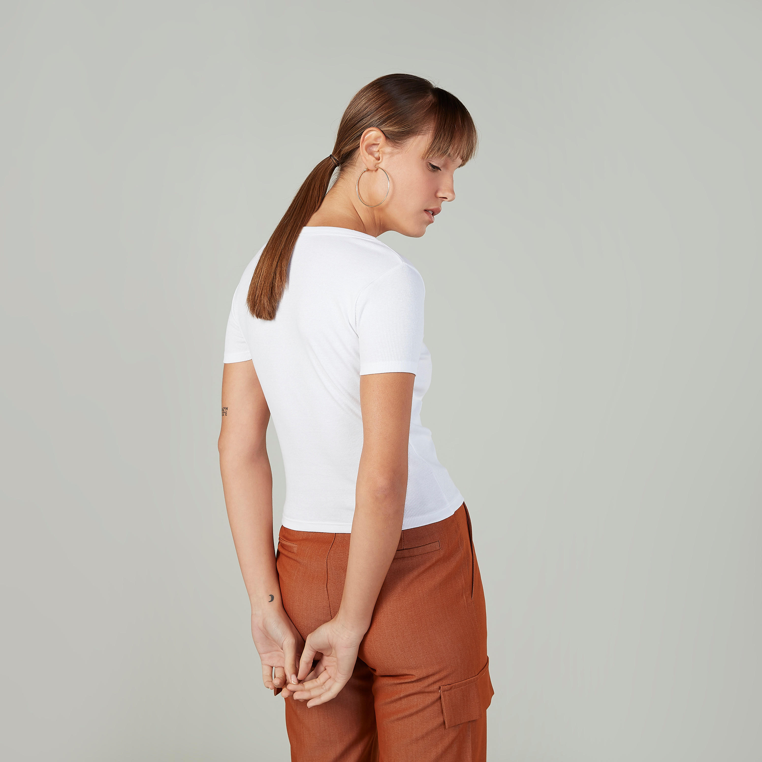 بلوزة بارزة الملمس بياقة V  وأكمام قصيرة-women-clothing-tshirts-image-4