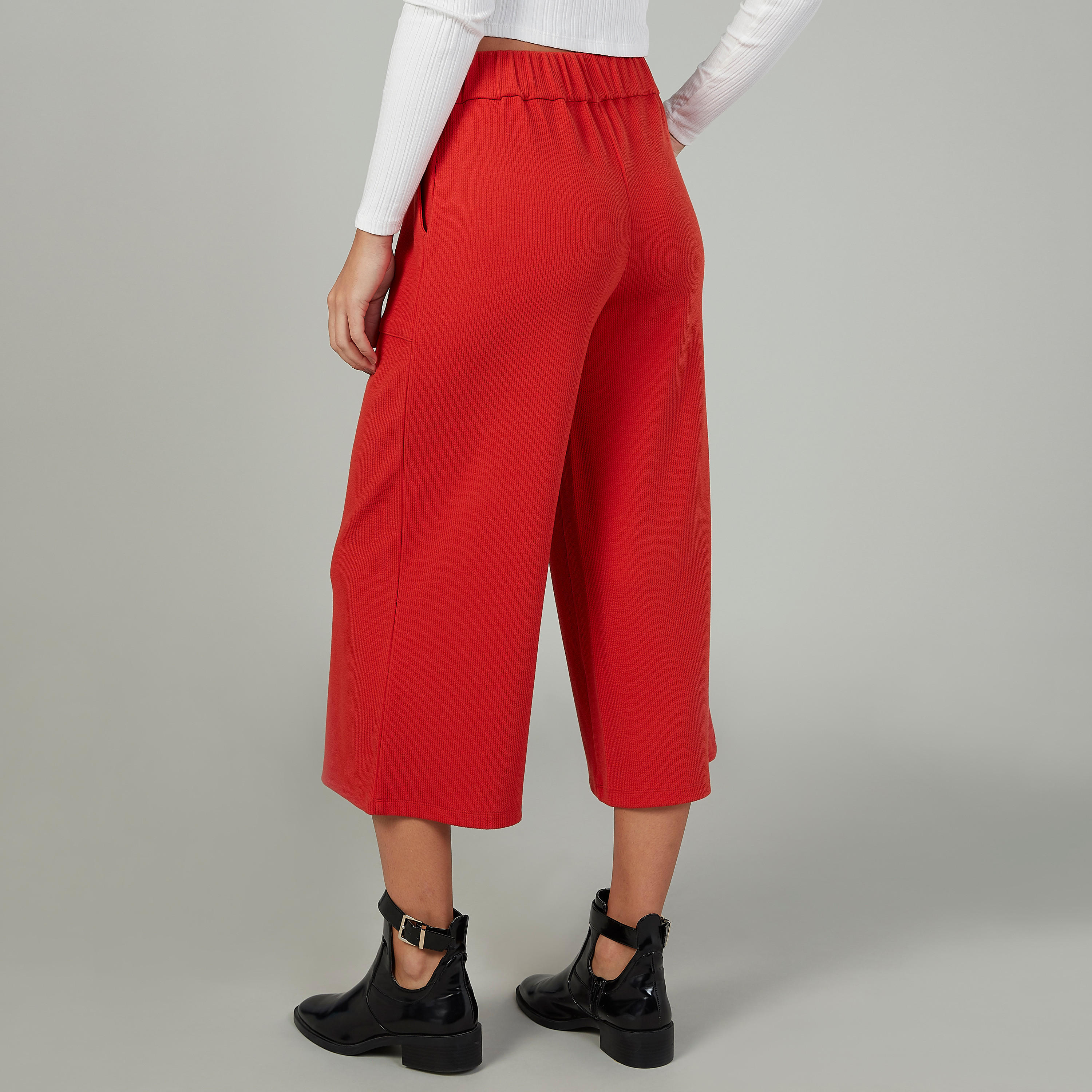 بنطلون واسع بارز الملمس بخصر مطّاطي مرتفع-women-clothing-bottoms-trousers-image-1