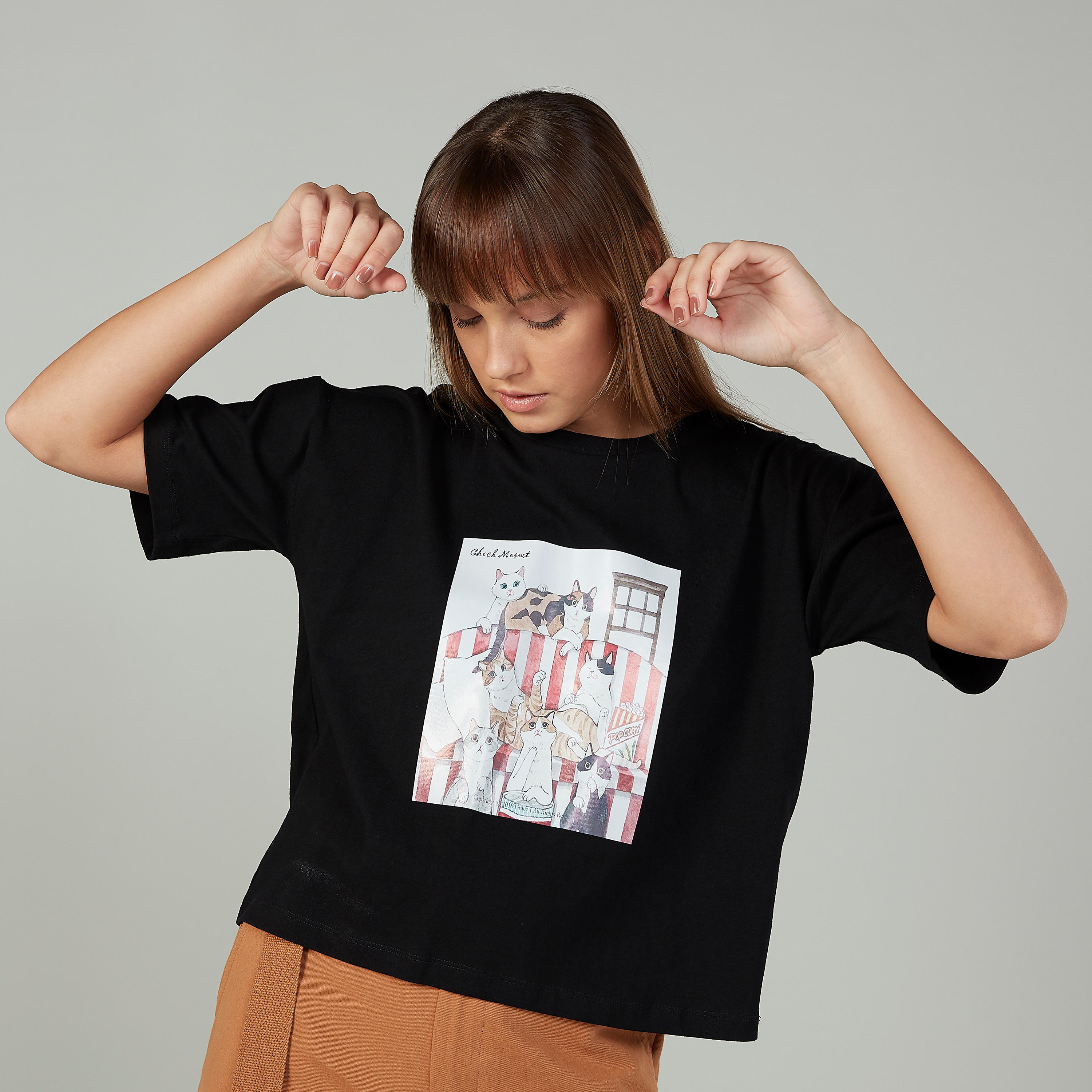 بلوزة قصيرة واسعة بياقة قصيرة وأكمام قصيرة وطبعات-women-clothing-tshirts-image-1