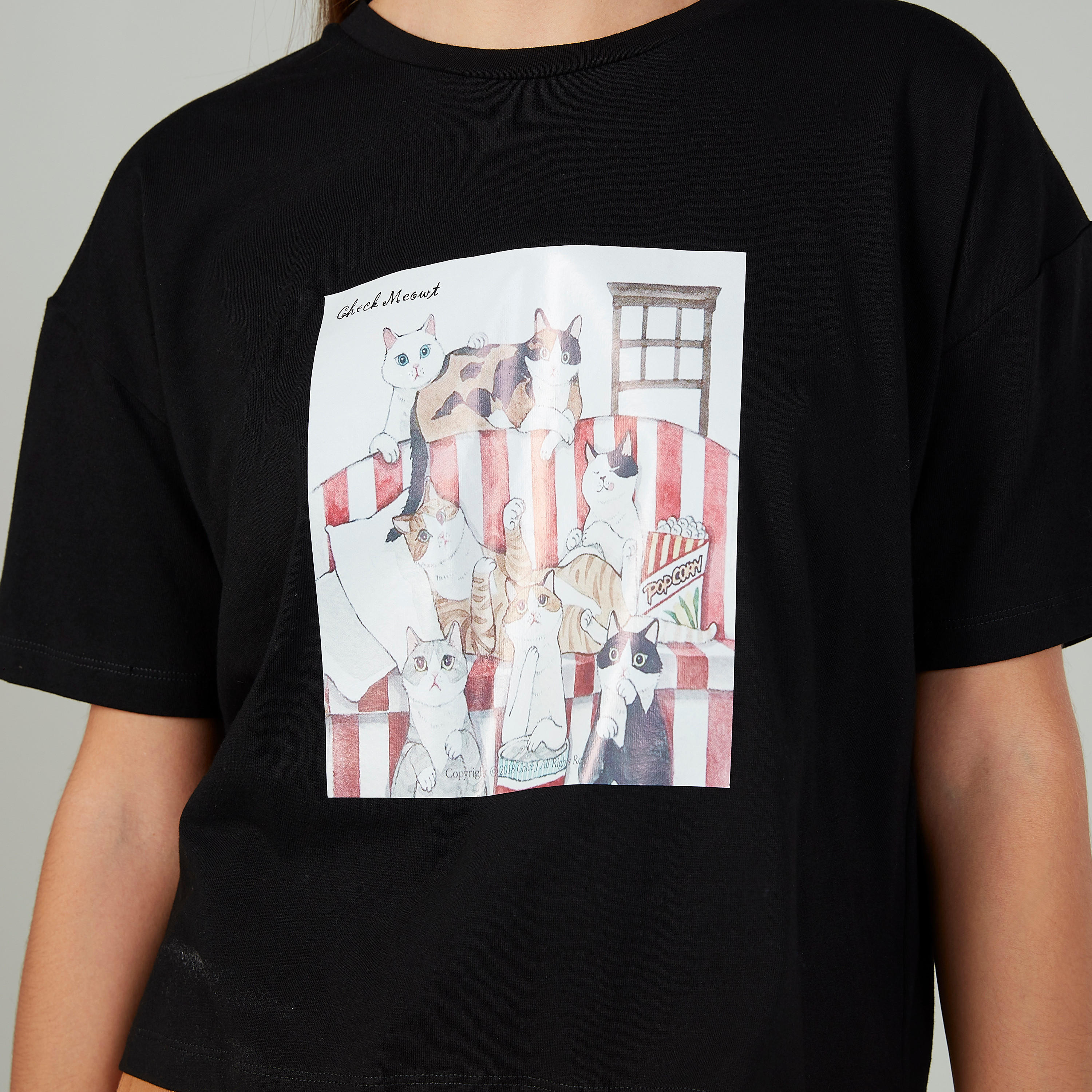 بلوزة قصيرة واسعة بياقة قصيرة وأكمام قصيرة وطبعات-women-clothing-tshirts-image-3