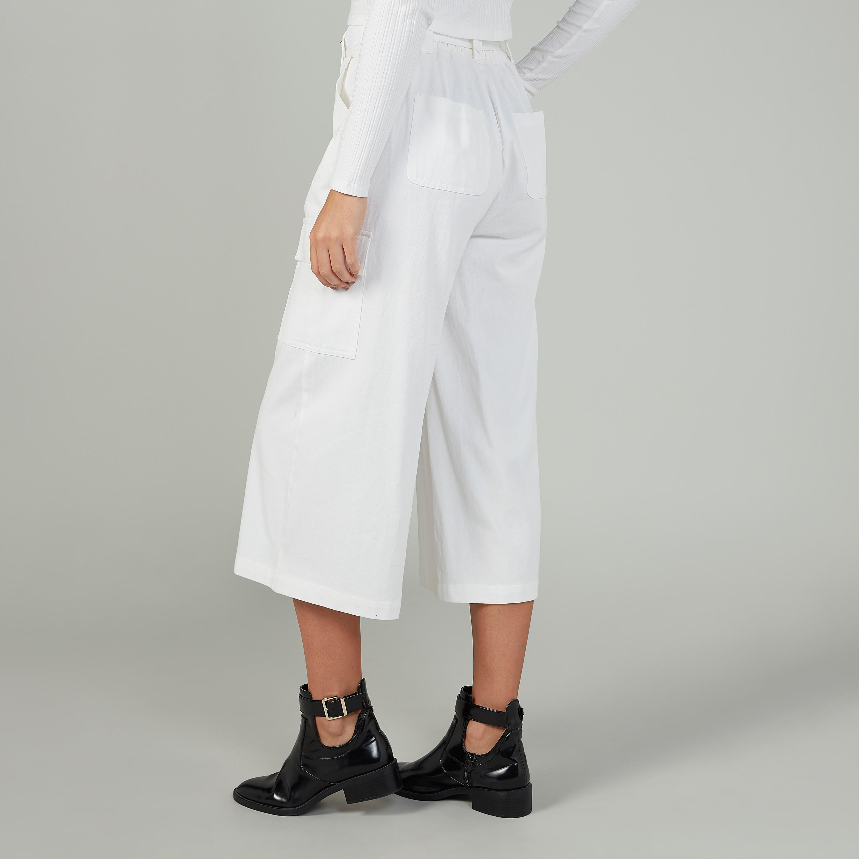 بنطلون كارجو سادة بخصر متوسط الارتفاع وجيوب-women-clothing-bottoms-trousers-image-4