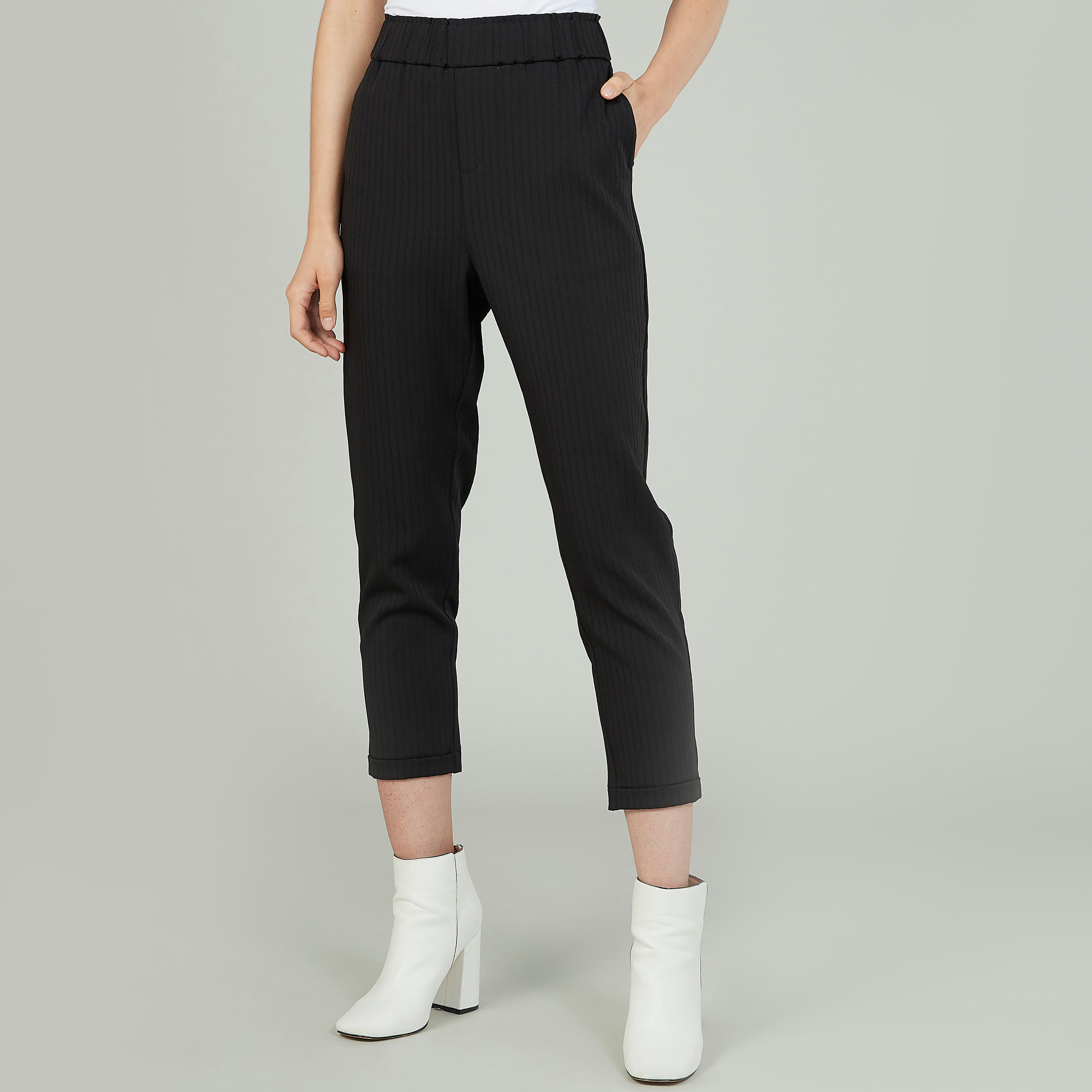 بنطلون قصير مقلّم بخصر متوسط الارتفاع وجيوب-women-clothing-bottoms-trousers-image-1